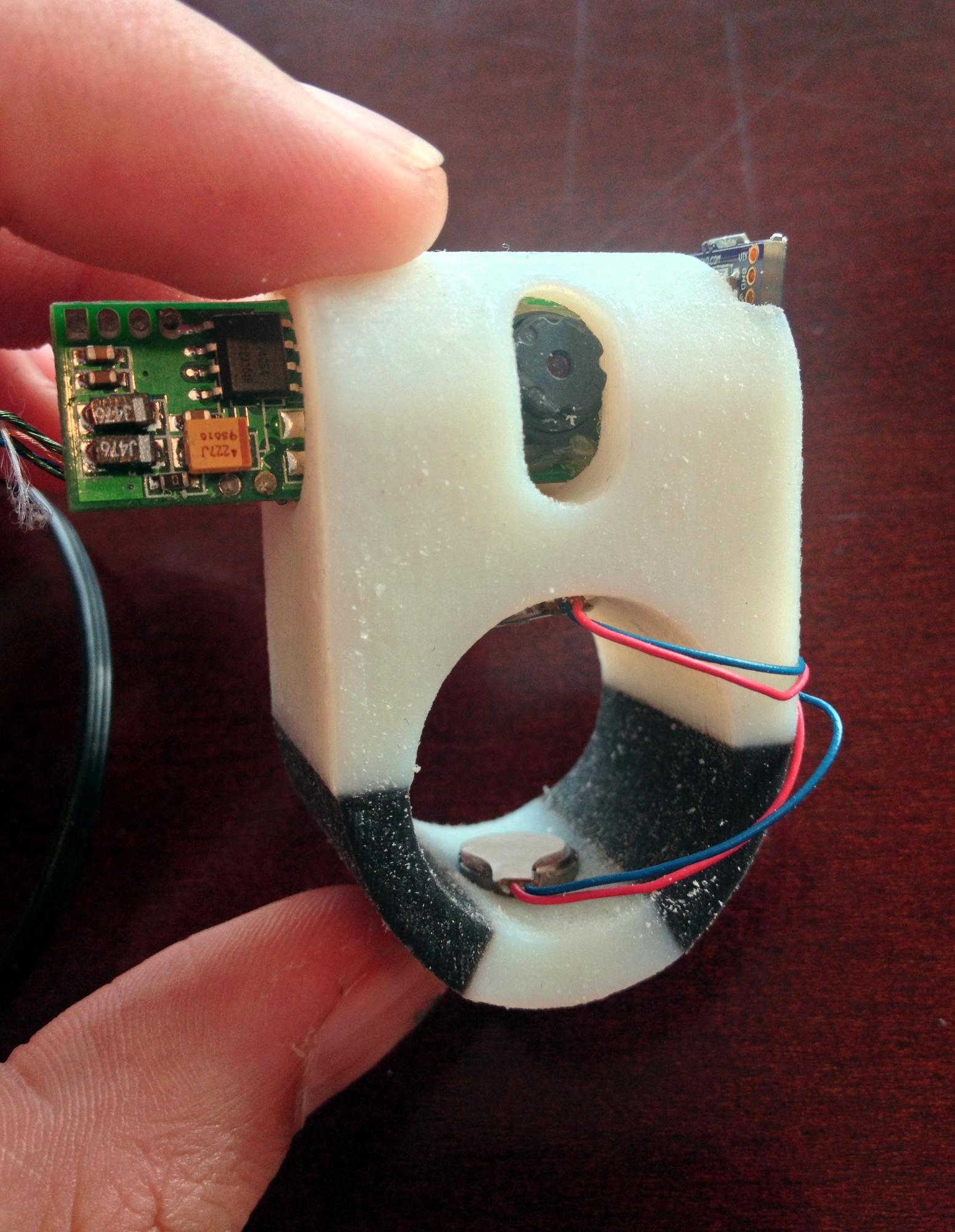 Die Vibrationsmotoren sind oben und unten im Ring angebracht. Sie geben unterschiedliche Impulse aus.