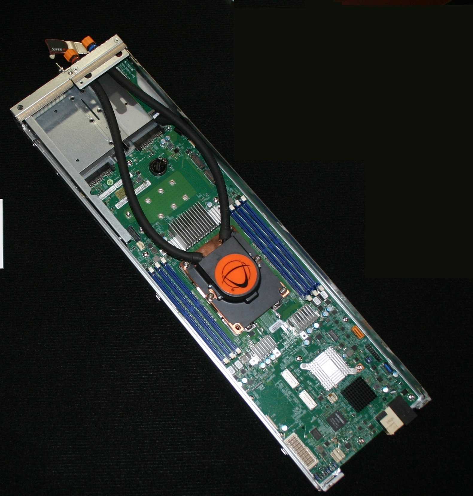 Xeon Phi Knights Mill: Prototyp mit Wasserkühlung