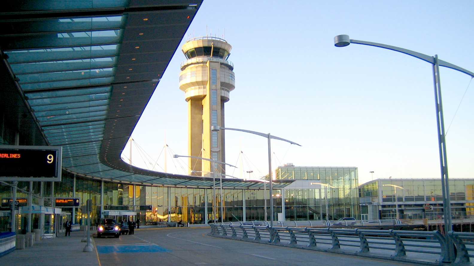 Flughafen-Tower