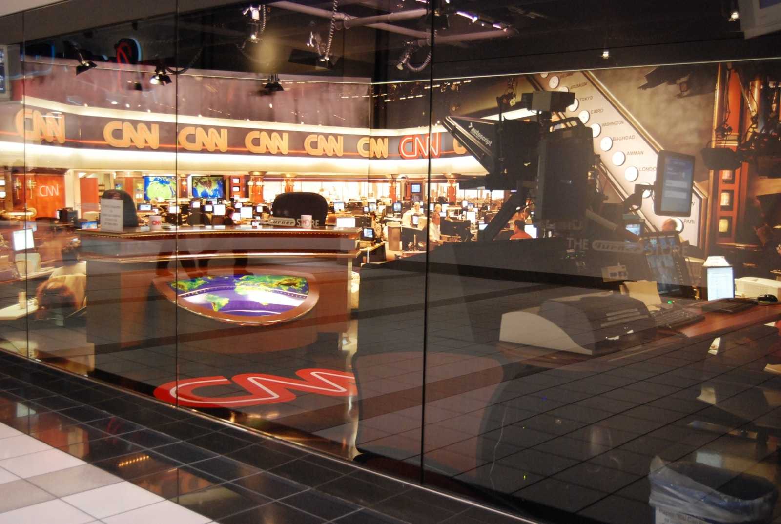 Archivaufnahme eines CNN-Studios (2007). CNN ist Teil Time Warners und wandert nun ebenfalls zu AT&T.
