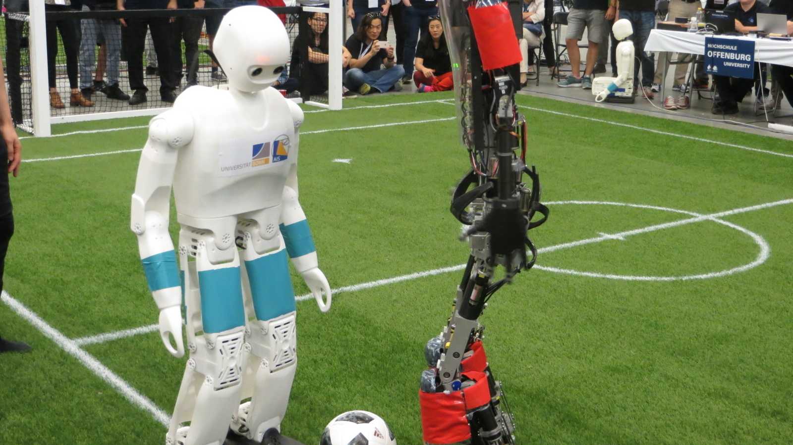 RoboCup-WM: Wie Roboter das Laufen und Sprechen lernen sollen