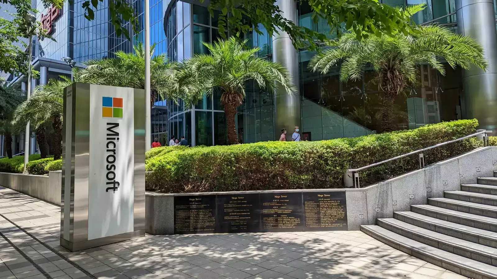 Microsoft-Schild vor Bürogebäude in New Taipei City, Taiwan 