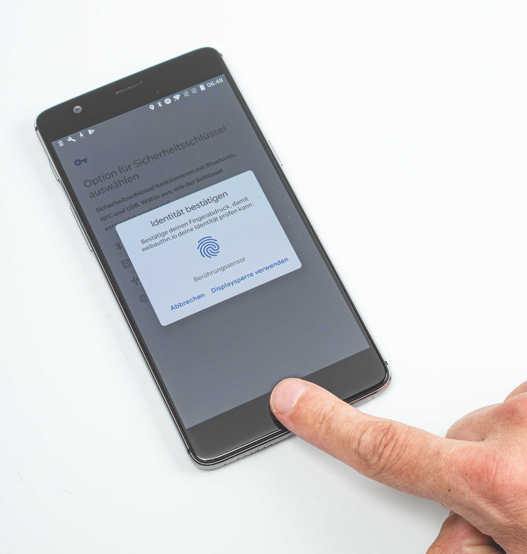 Bei Android bestätigt man den Anmeldevorgang nur mit seinem Fingerabdruck.