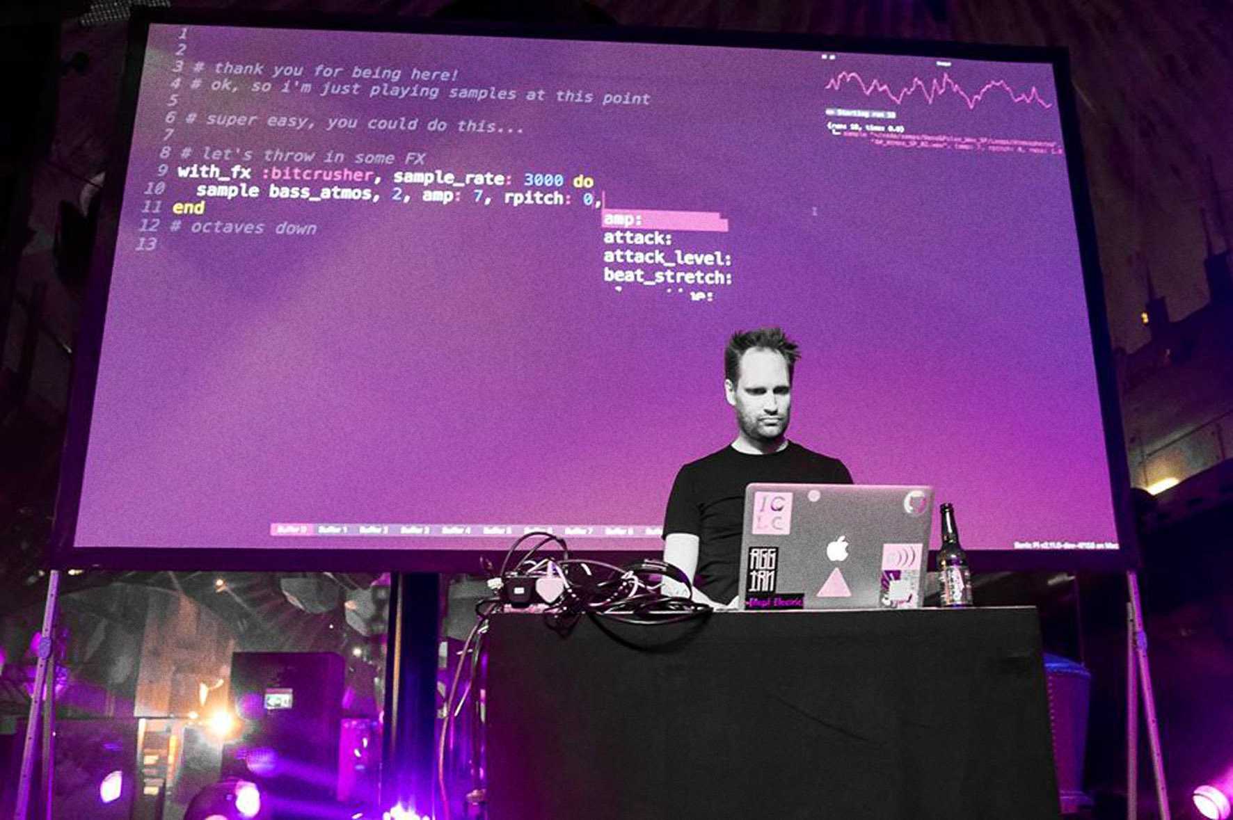 Sam Aaron in Aktion: Beim Live Coding werden Klänge und musikalische Strukturen durch das Schreiben von Computercode in Echtzeit erzeugt. Sam macht das in Sonic Pi auf einem Raspberry Pi.