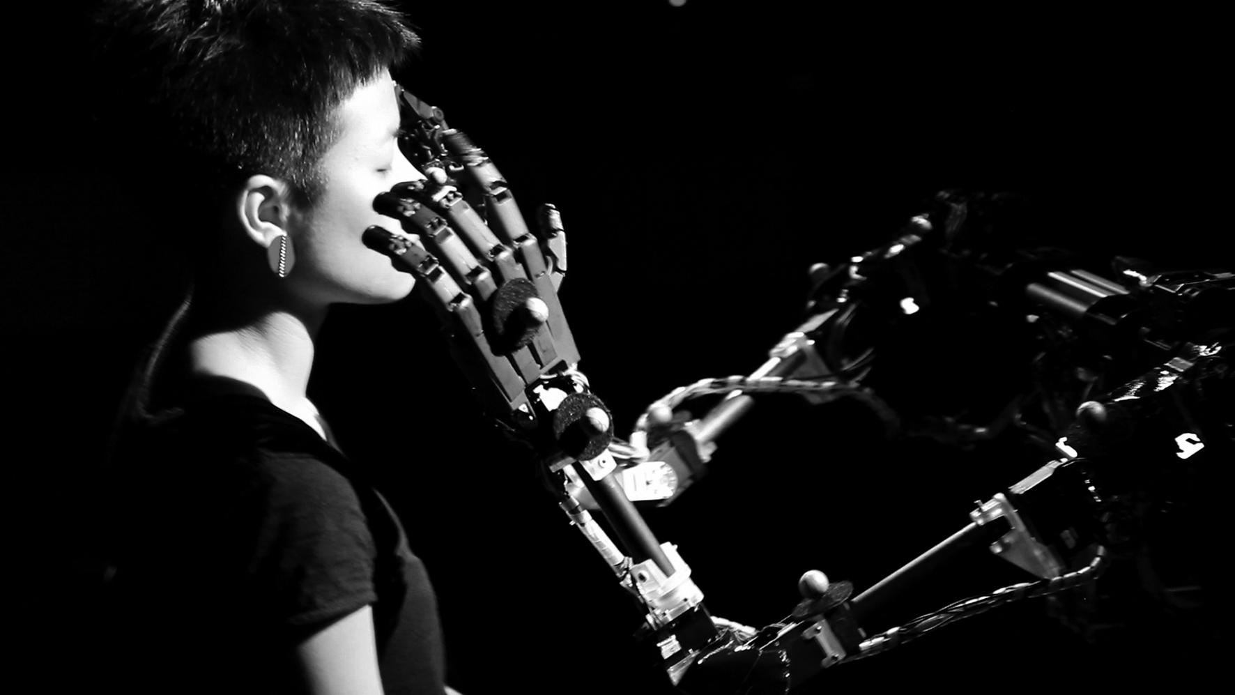 The Blind Robot tastet das Gesicht ab und erstellt daraus ein Bild.
