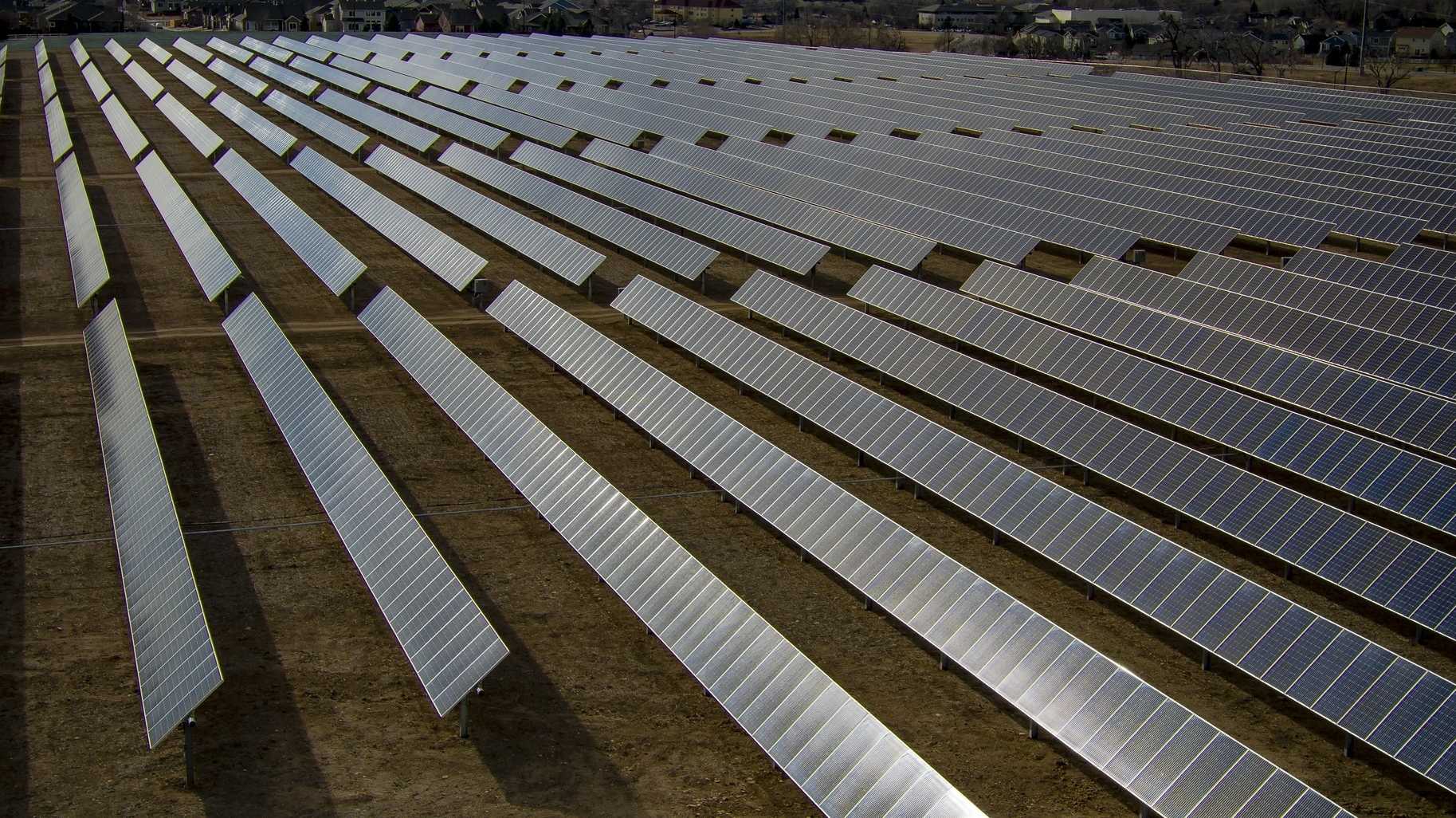 Ein Solarpark - Beispiel für erneuerbare Energie und Umweltschutz