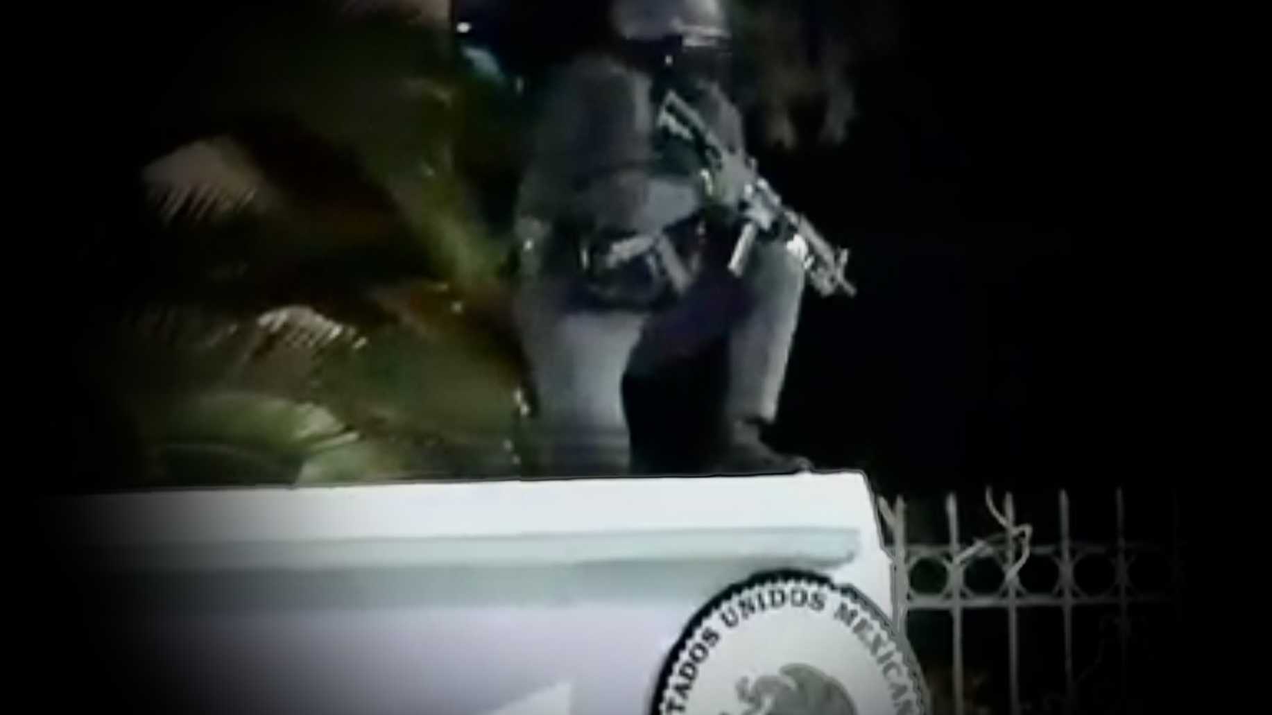 Maskierter Polizist auf Topfosten der Botschaft Mexikos in Quito