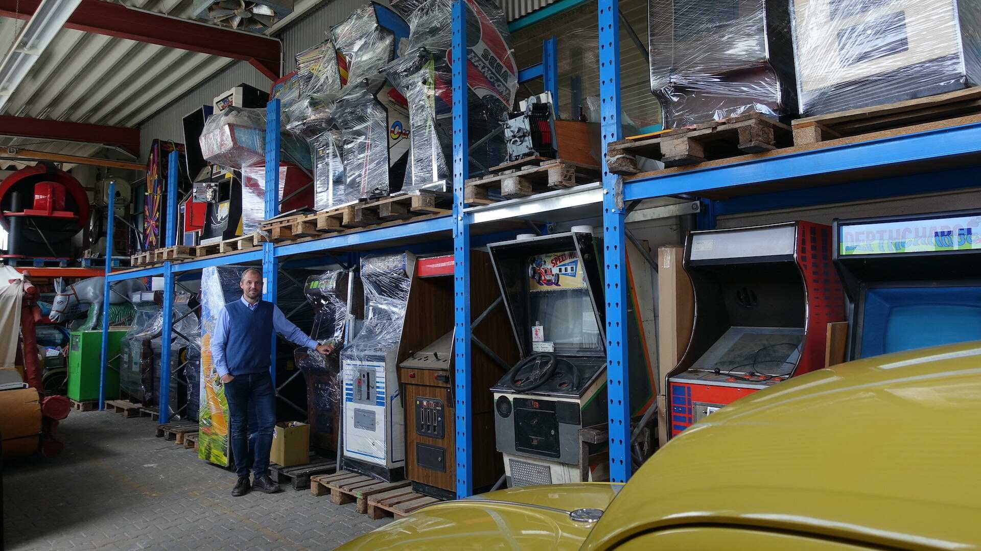 Eigentlich ist viel Platz in Josef Hesses Halle – eigentlich. Denn viel Platz für weitere restaurierungsbedürftige elektromechanische und elektronische Arcade-Automaten ist auch dort nicht mehr., 
