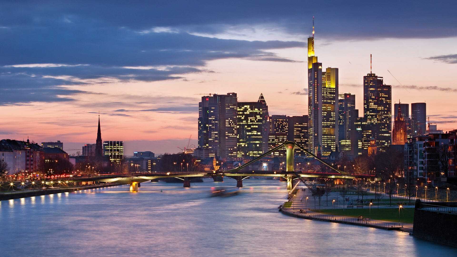 Ein Höhepunkt bei einer Städtereise nach Frankfurt ist ein Spaziergang in der blauen Stunde über die Deutschherrenbrücke. Von dort hat man eine besonders schöne Sicht auf die Skyline. , 