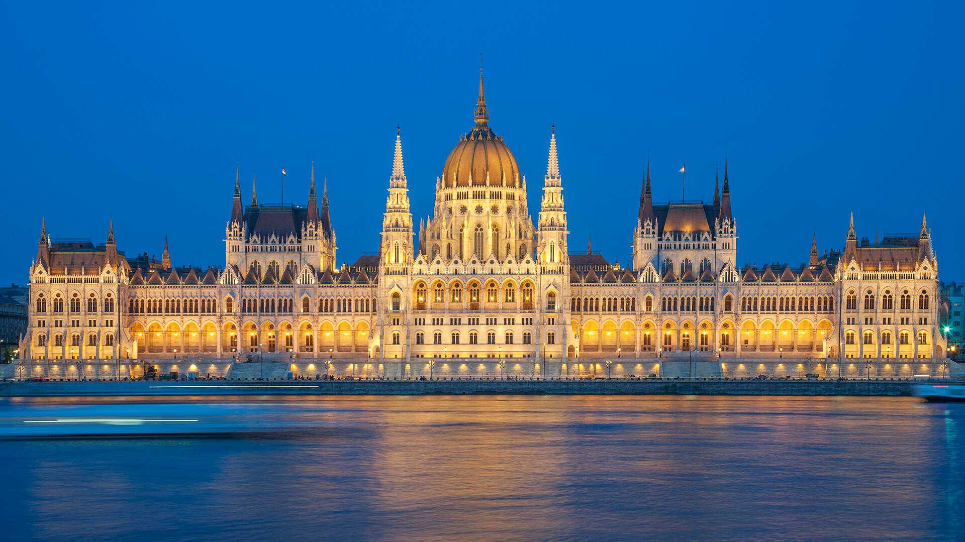 Das ungarische Parlamentsgebäude liegt direkt an der Donau. Es wurde von 1885 bis 1904 im neogotischen Stil erbaut und ist fast 270 Meter lang., Alle Bilder: Zsuzsanna Rózsa