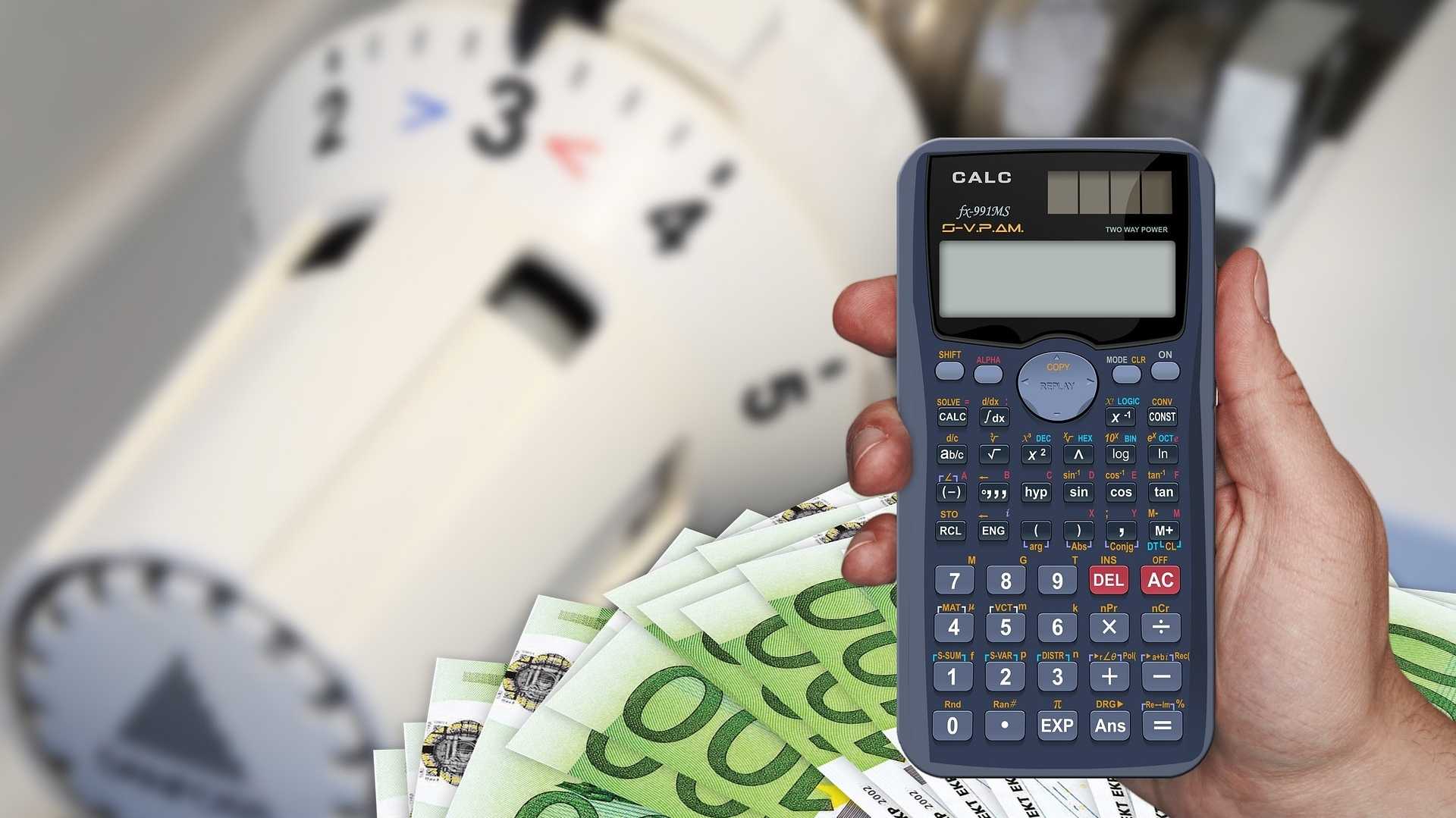 Heizkosten sparen - Heizung mit Geldscheinen und Taschenrechner