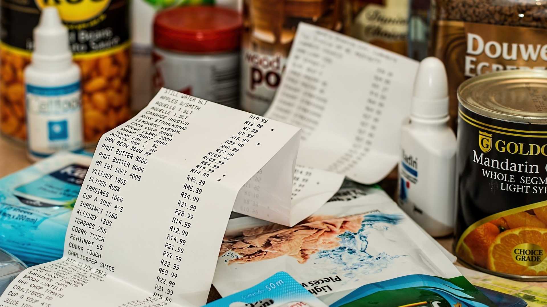 Warenkorb mit Kassenzettel - Symbol für fallende Erzeugerpreise und deren Einfluss auf Verbraucherpreise
