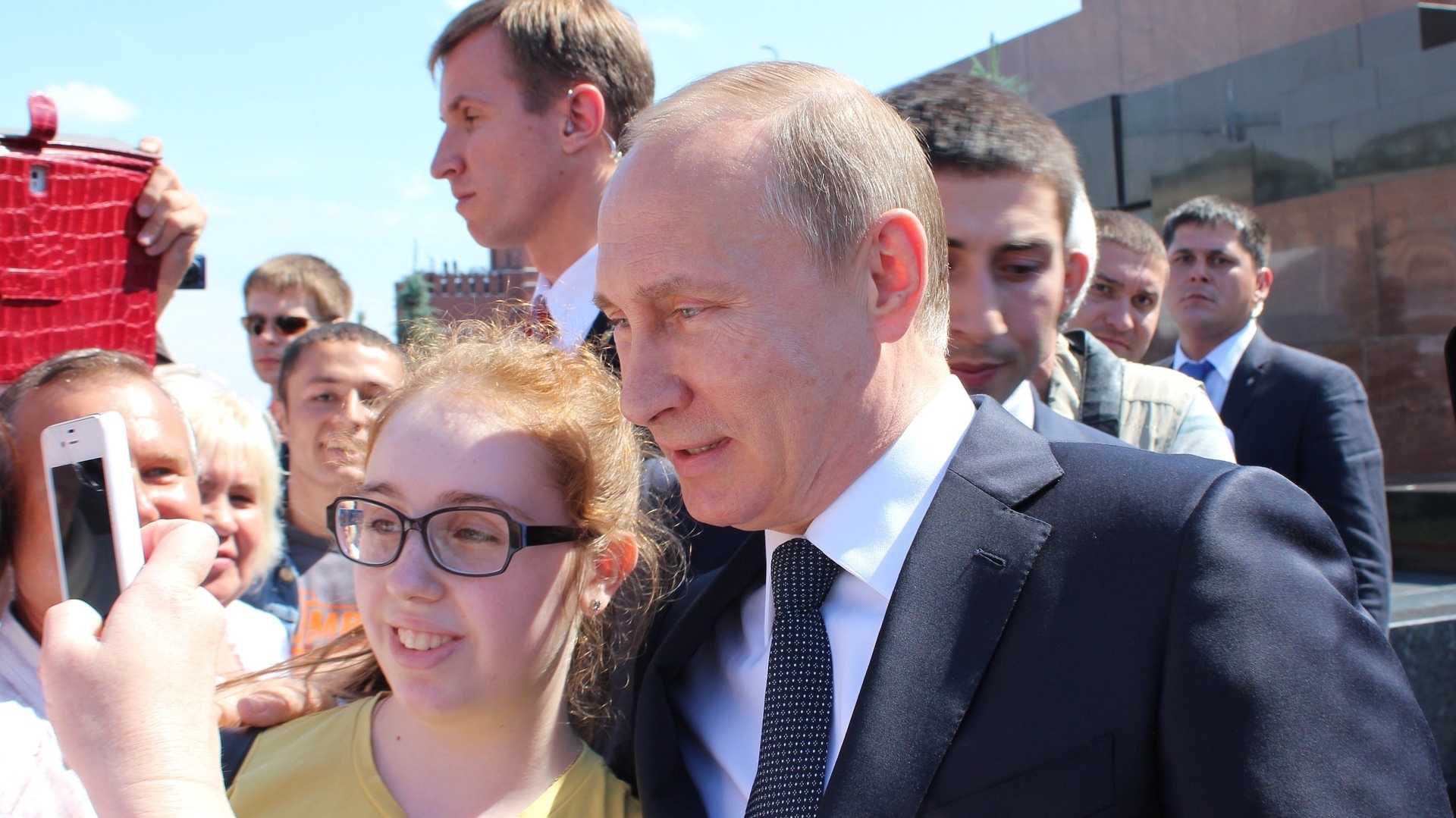 Präsident Putin mit einem Mädchen auf dem Roten Platz - Russland Wahlen 2024