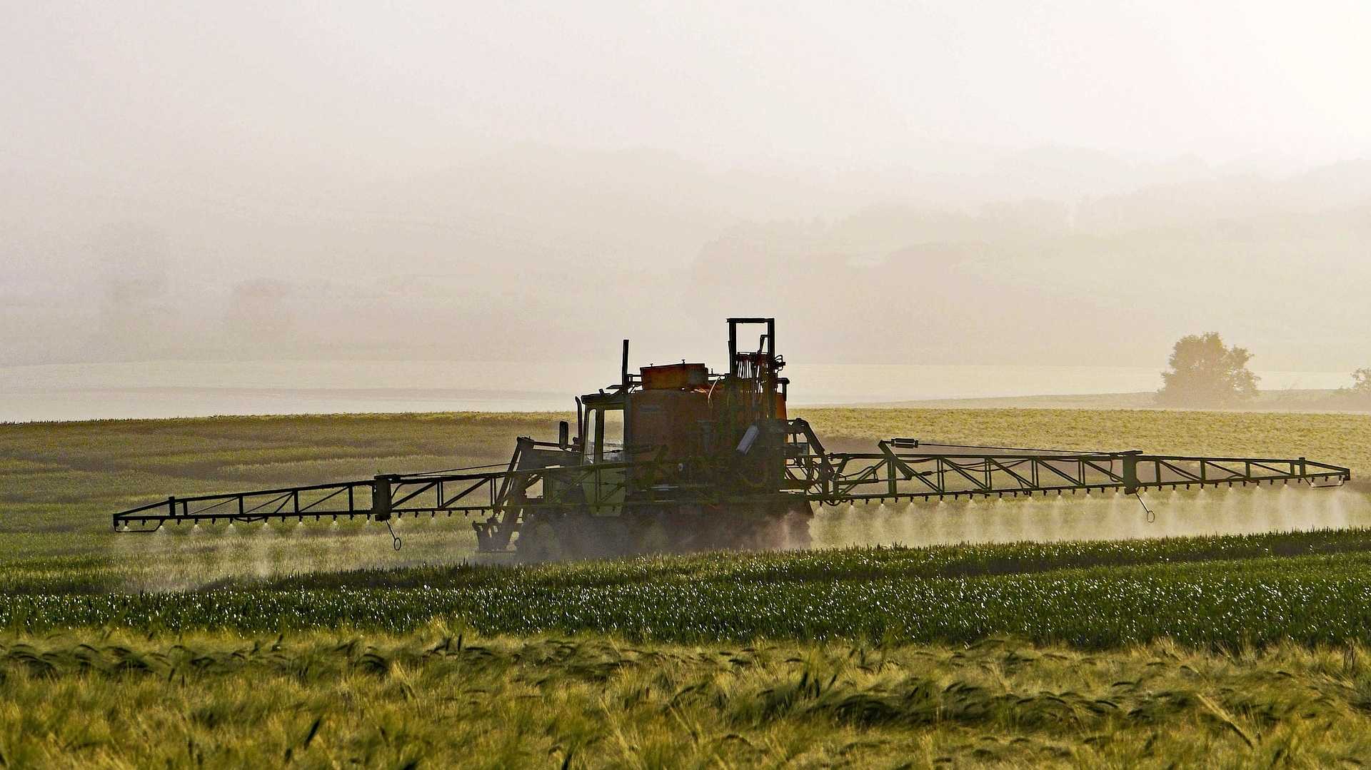 Traktor besprüht Feld mit Glyphosat - Bayer und Roundup