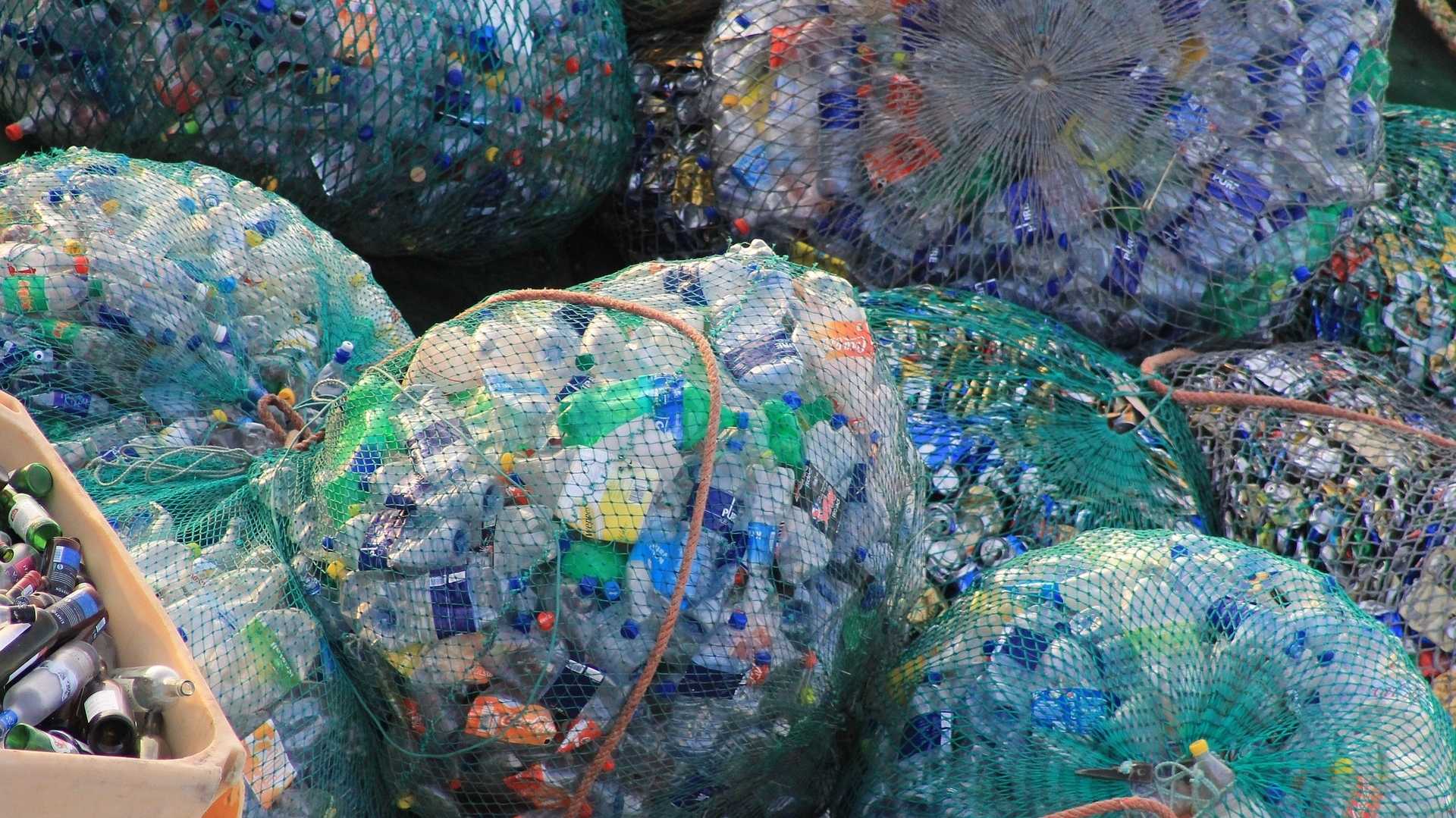 Netze gefüllt mit Plastikflaschen - Symbol des Kampfes gegen Plastikmüll