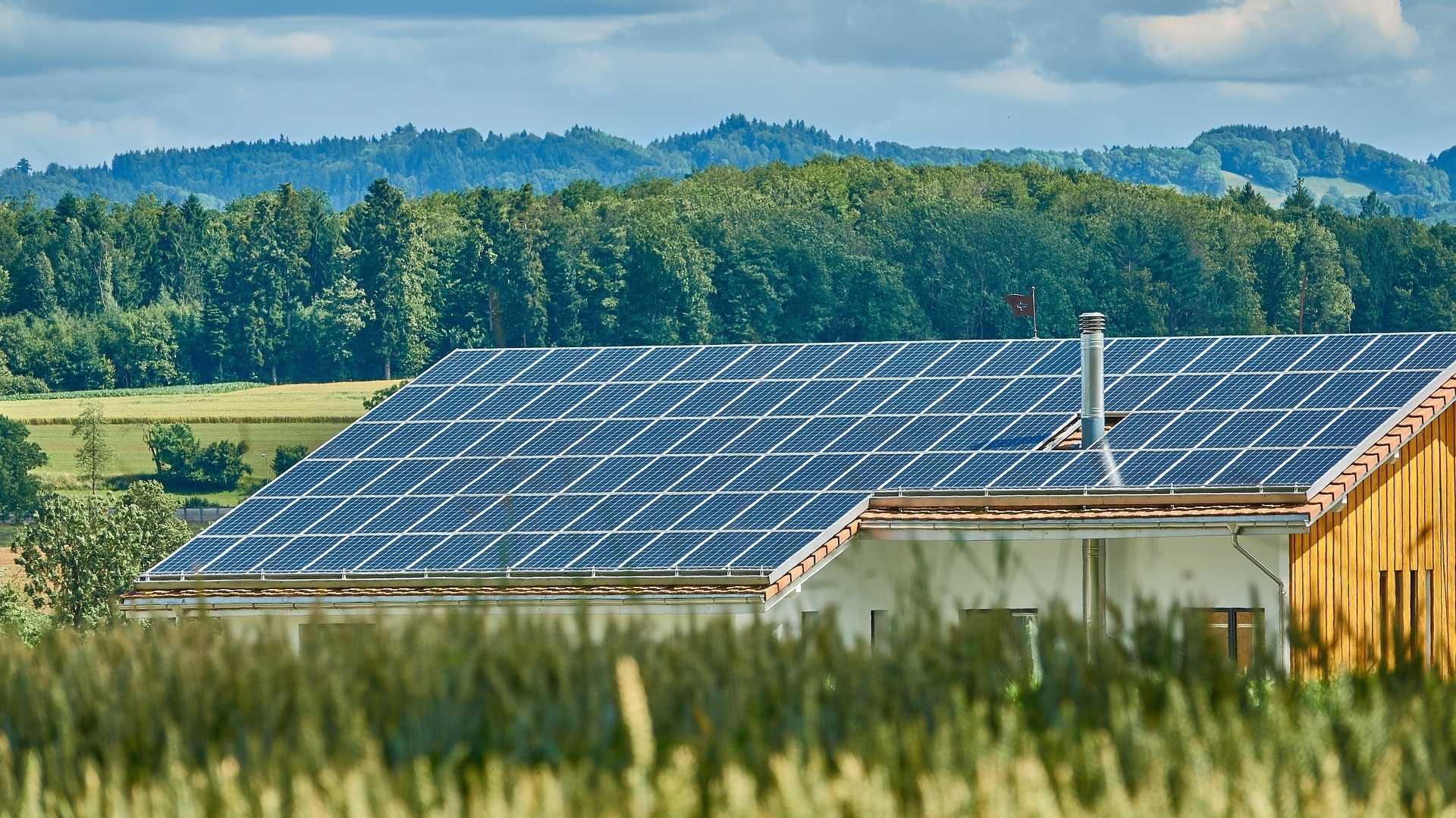 Scheune mit Solarzellen - Nachhaltige Energie im ländlichen Brasilien