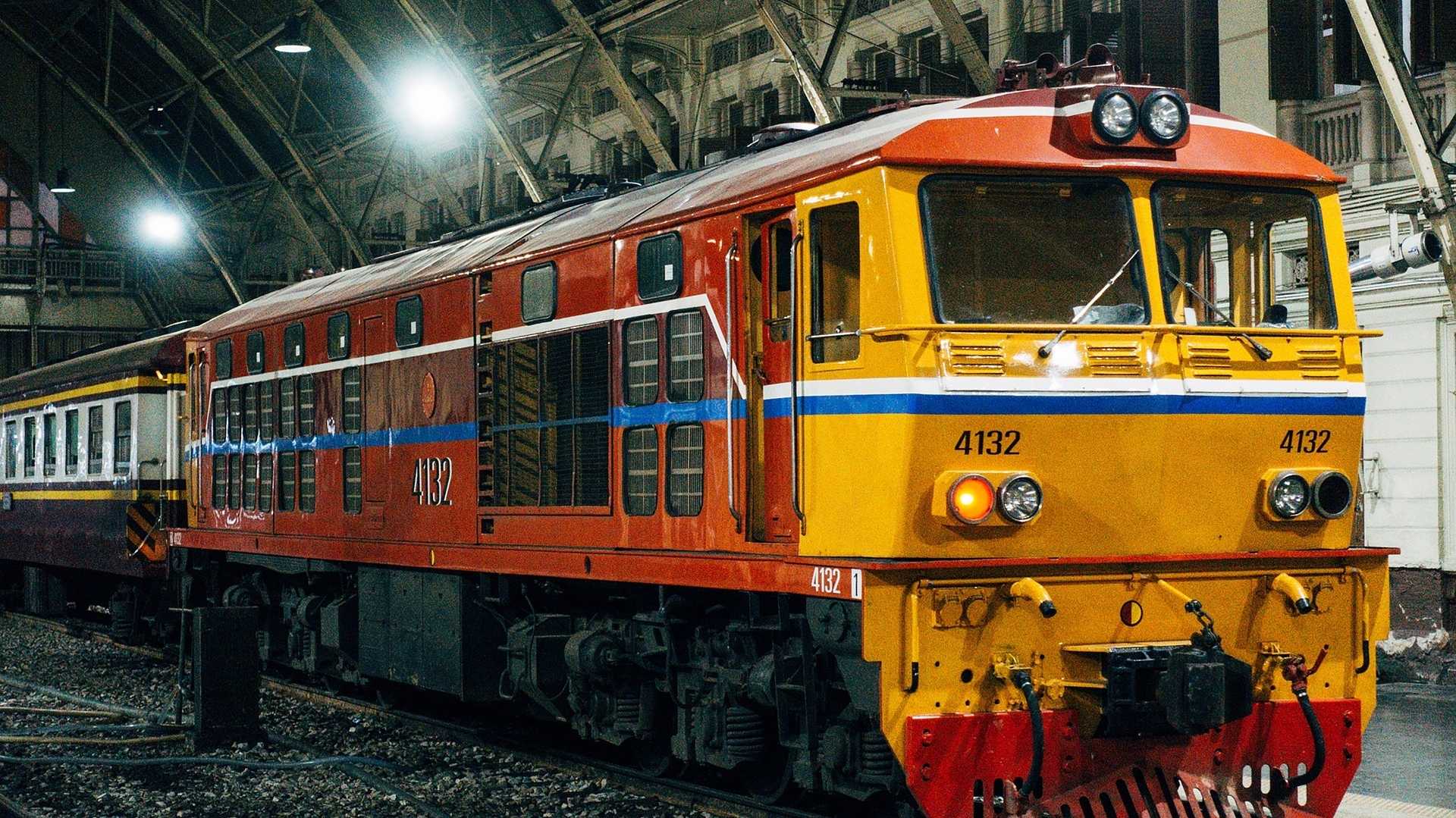 Zug in Thailand erreicht Bahnhof – Symbol der neuen Eisenbahnverbindung nach Europa