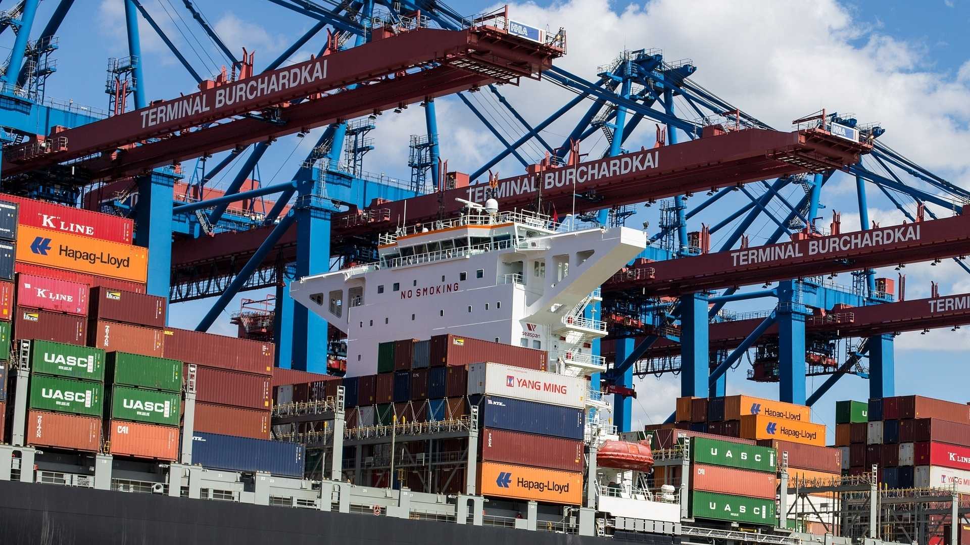 Containerschiff-im-Hafen-Handel-und-Wirtschaft