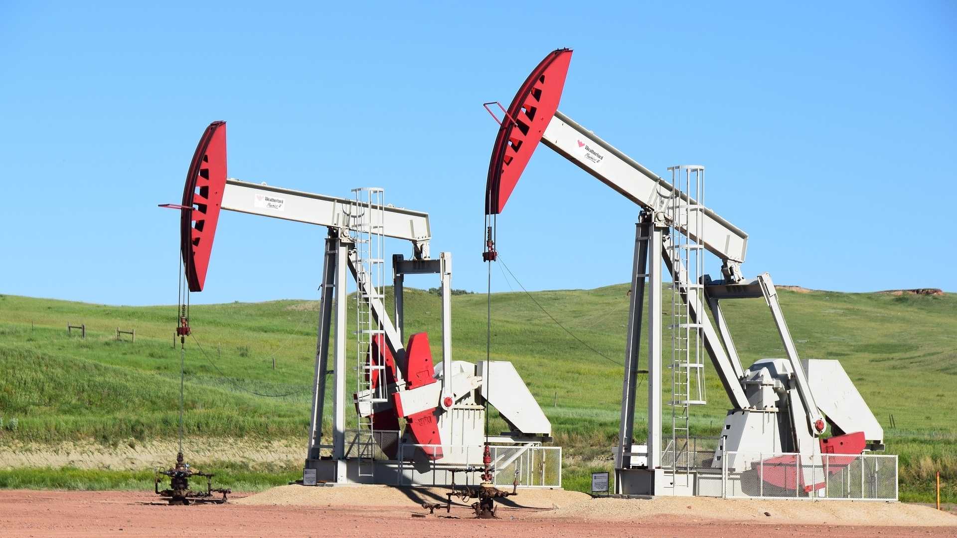 Ölförderung durch Pumpjacks im Einsatz - OPEC+ und Russland Strategie