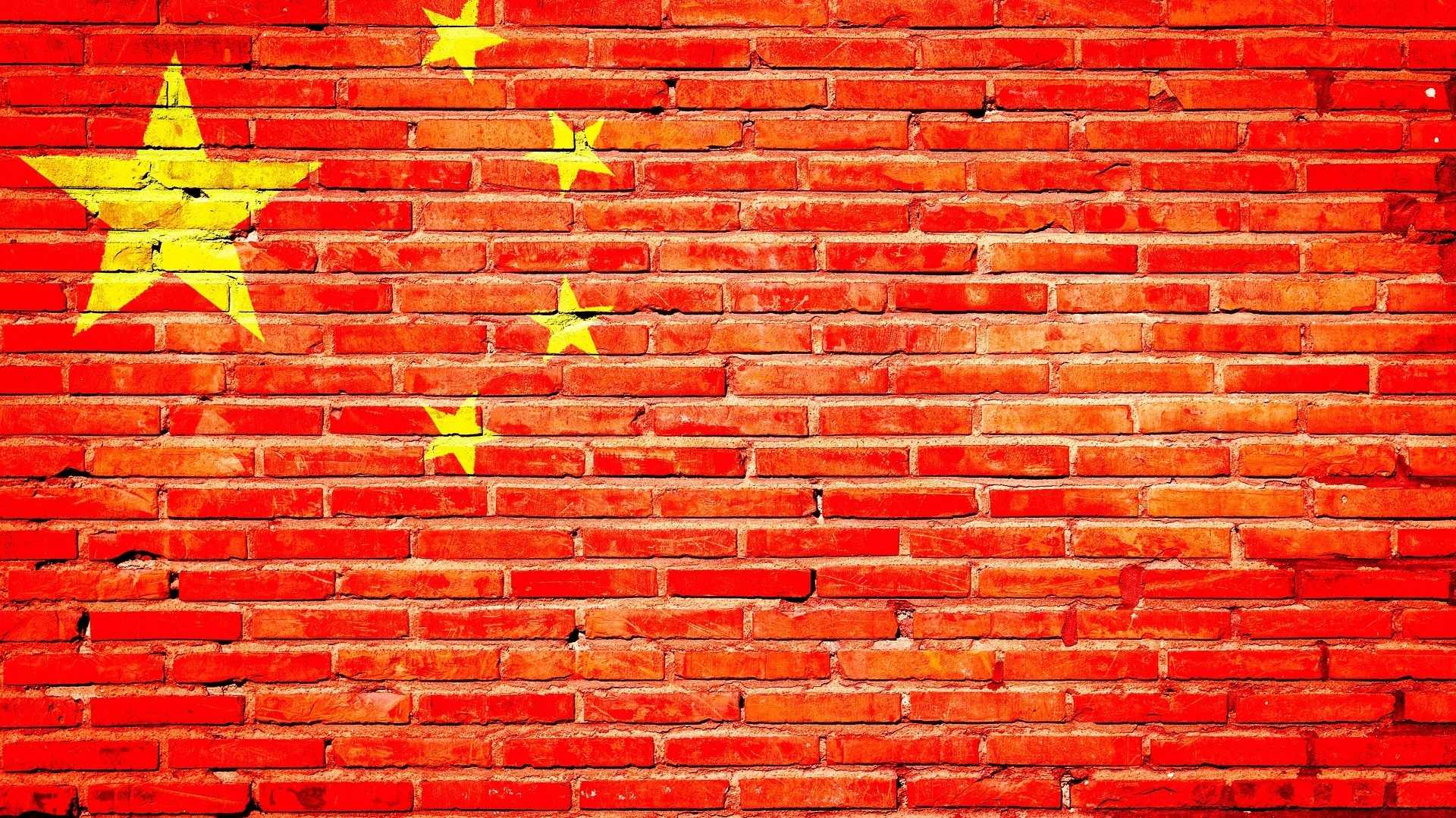 Graffiti-Kunstwerk-Flagge-China-auf-Hauswand-EU-China-Beziehungen
