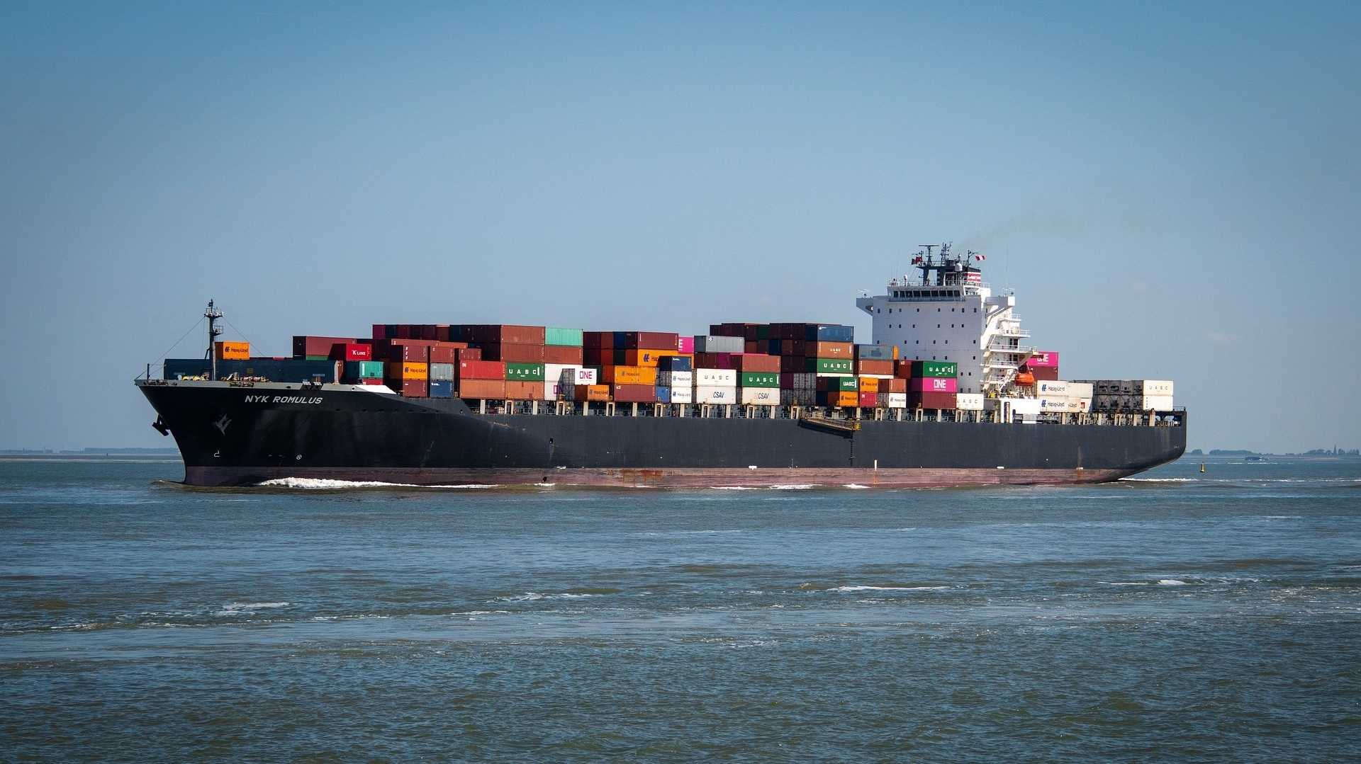 Containerschiff im Roten Meer - Handelswege und Ölmarkt im Fokus