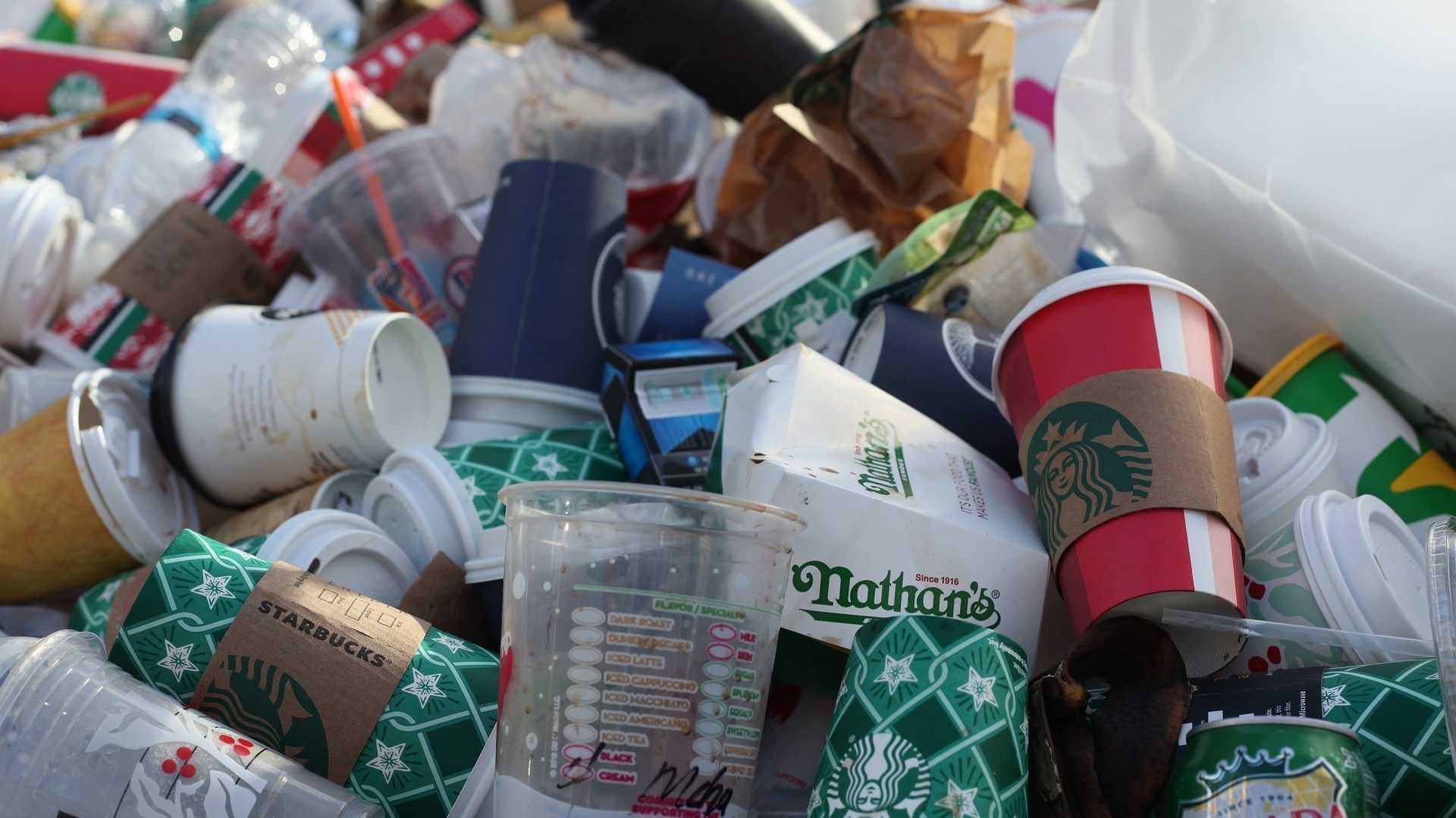 Kunststoffabgabe und Recycling: Haufen von Coffee-to-Go-Bechern als Symbol für Einwegplastik