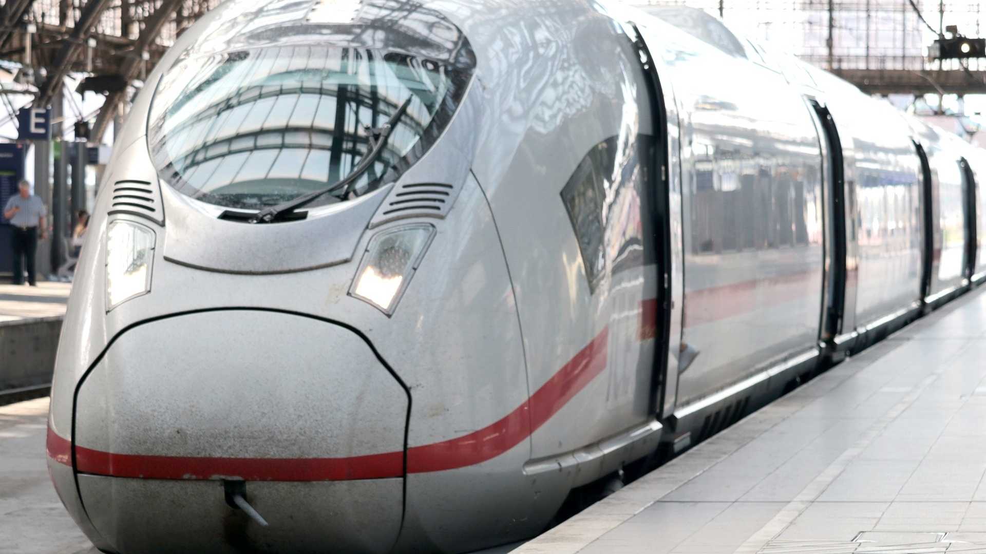 ICE-Zug im Bahnhof - Symbol der Deutschen Bahn Herausforderungen und Stuttgart 21 Kostenüberschreitungen