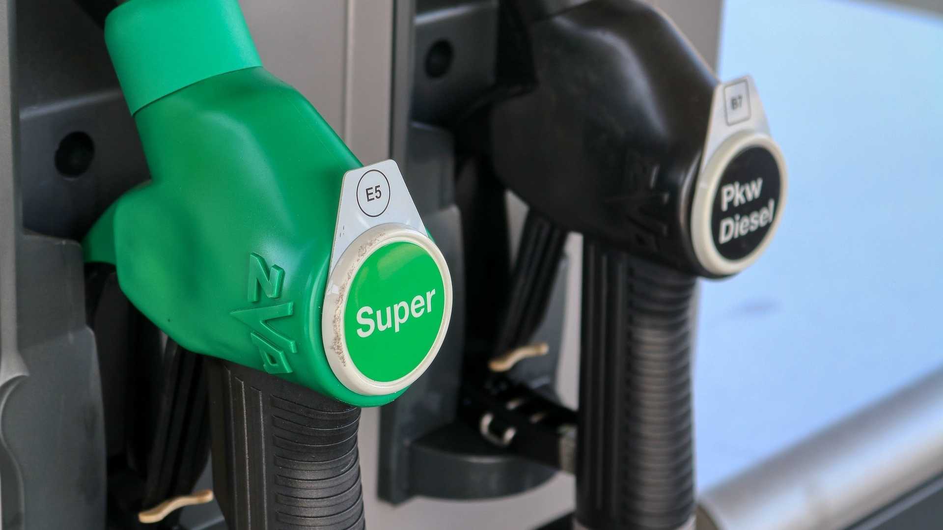 Zapfsäule an Tankstelle symbolisiert aktuelle Ölpreisentwicklung und Verbraucherwirkung