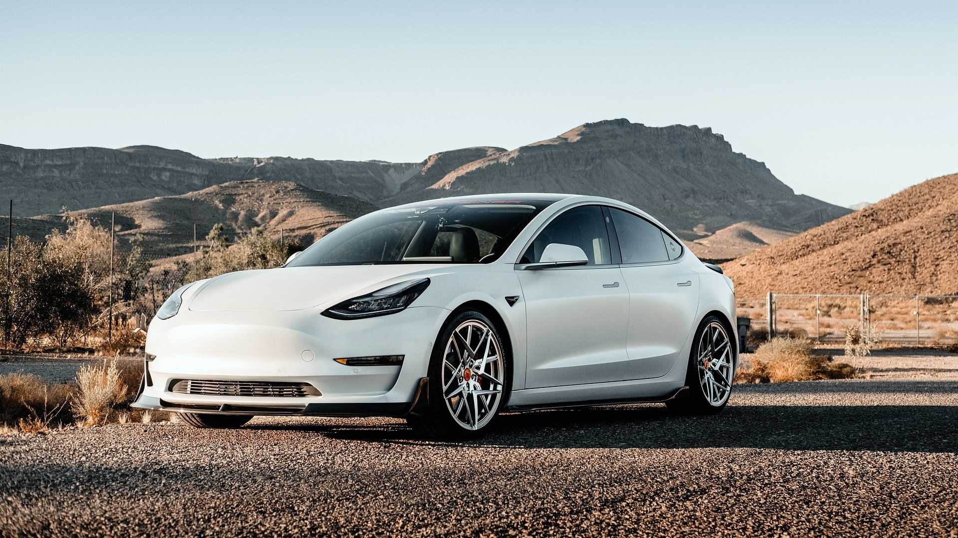 Weißer Tesla Elektroauto auf einer Straße in der US-Landschaft
