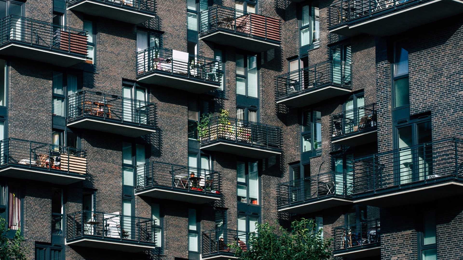 Moderne Häuserfront mit Balkonen in der Stadt