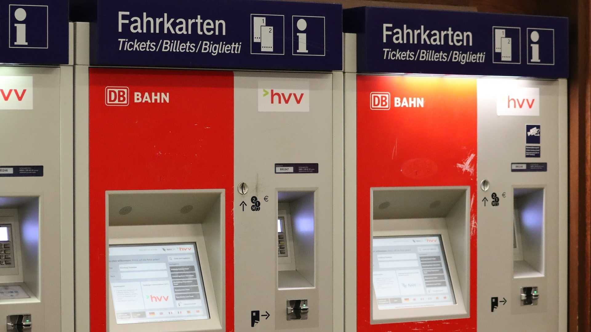Ticketautomaten der Deutschen Bahn in Reihe
