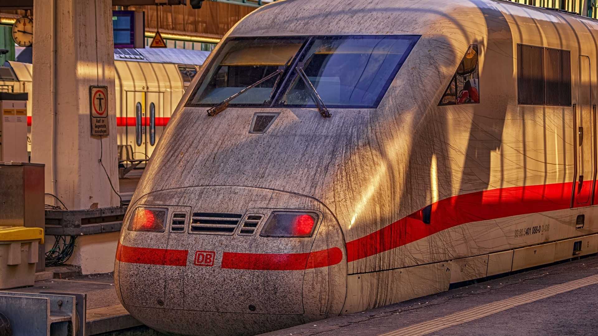 ICE-Zug im Bahnhof während GDL-Streik bei der Deutschen Bahn