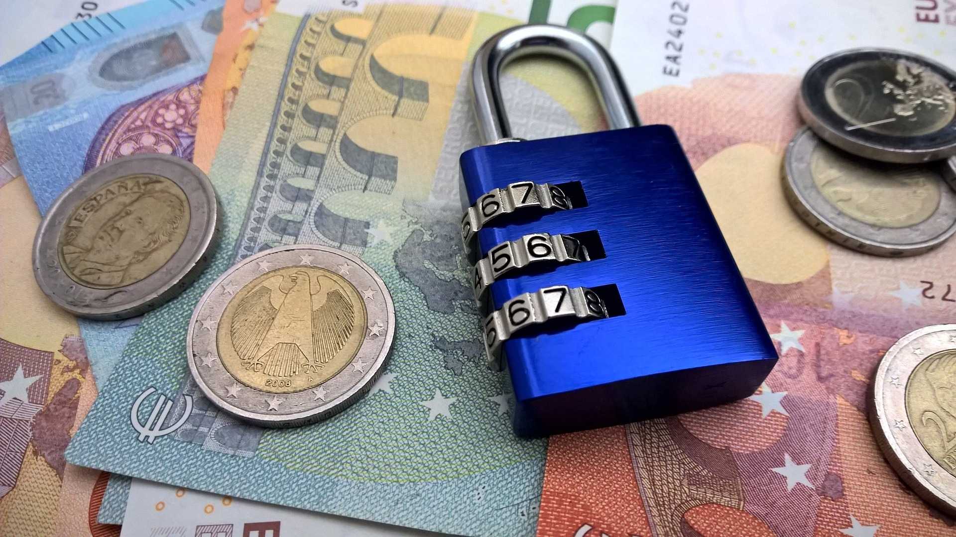 Geldscheine und Münzen mit Sicherheitsschloss - Symbol für sichere Geldanlage in Deutschland