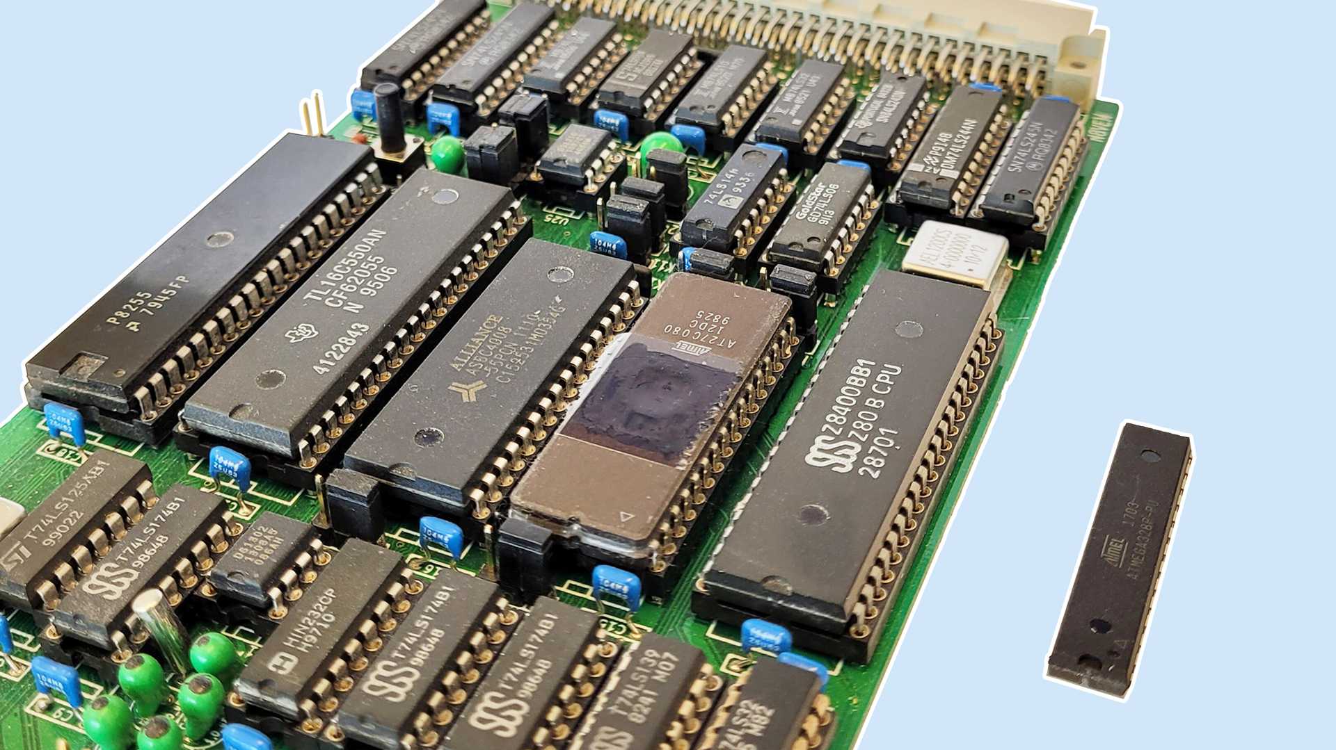 Links der Nachbau eines Z80-Computers  (NV8EM). Rechts ein ATmega, in dem alles bereits in einem IC vereint ist., 