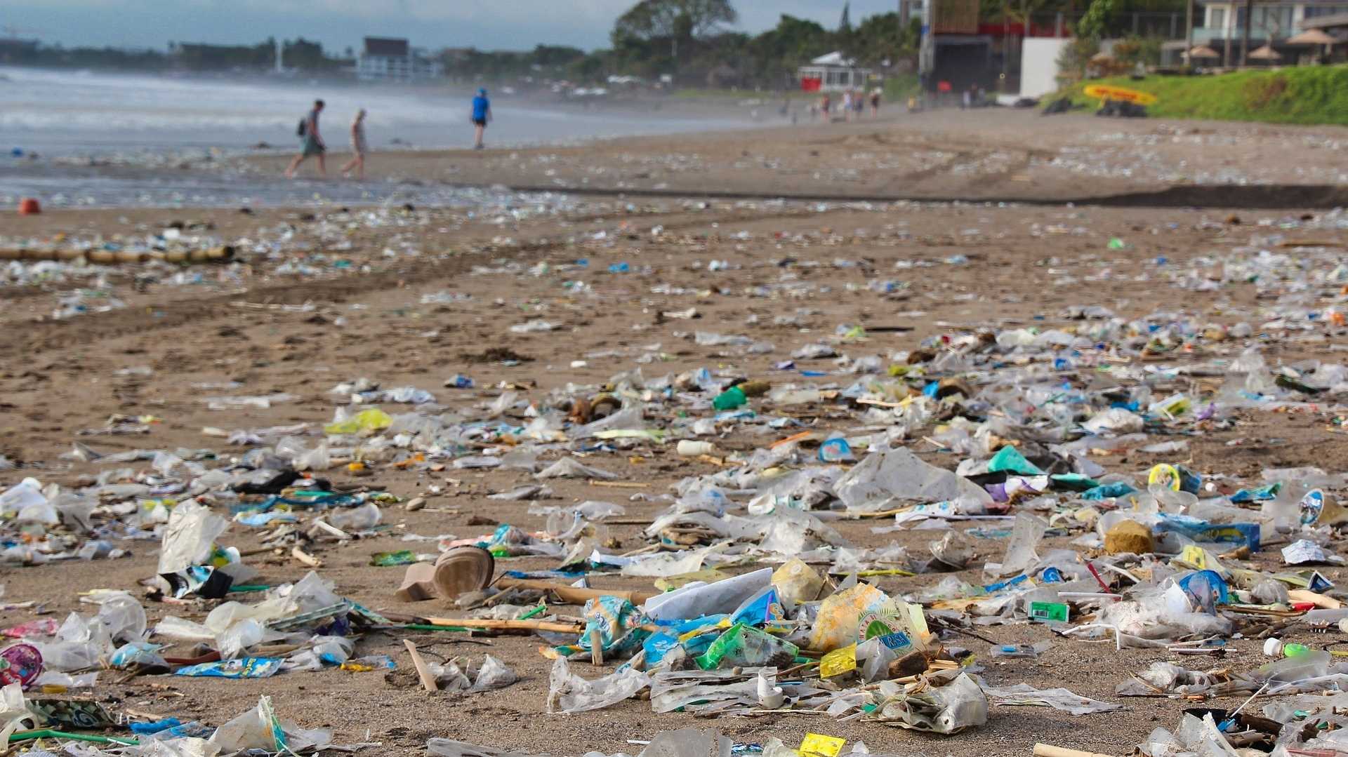 Strand mit Unmengen an Plastikmüll