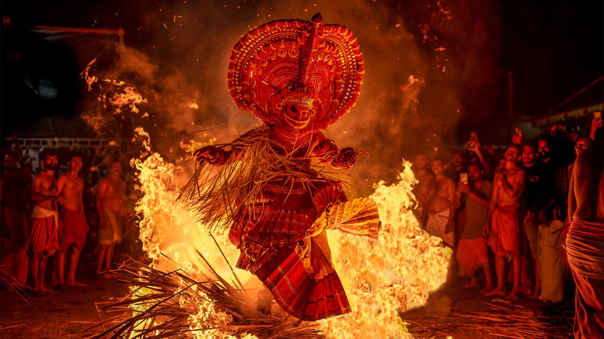 Ein Theyyam-Gott trotzt den Flammen: Auf dem Theyyam-Fest in Südindien habe ich mir durch Unachtsamkeit schon Brandblasen an Händen und Füßen zugezogen., Alle Bilder: Thorge Berger
