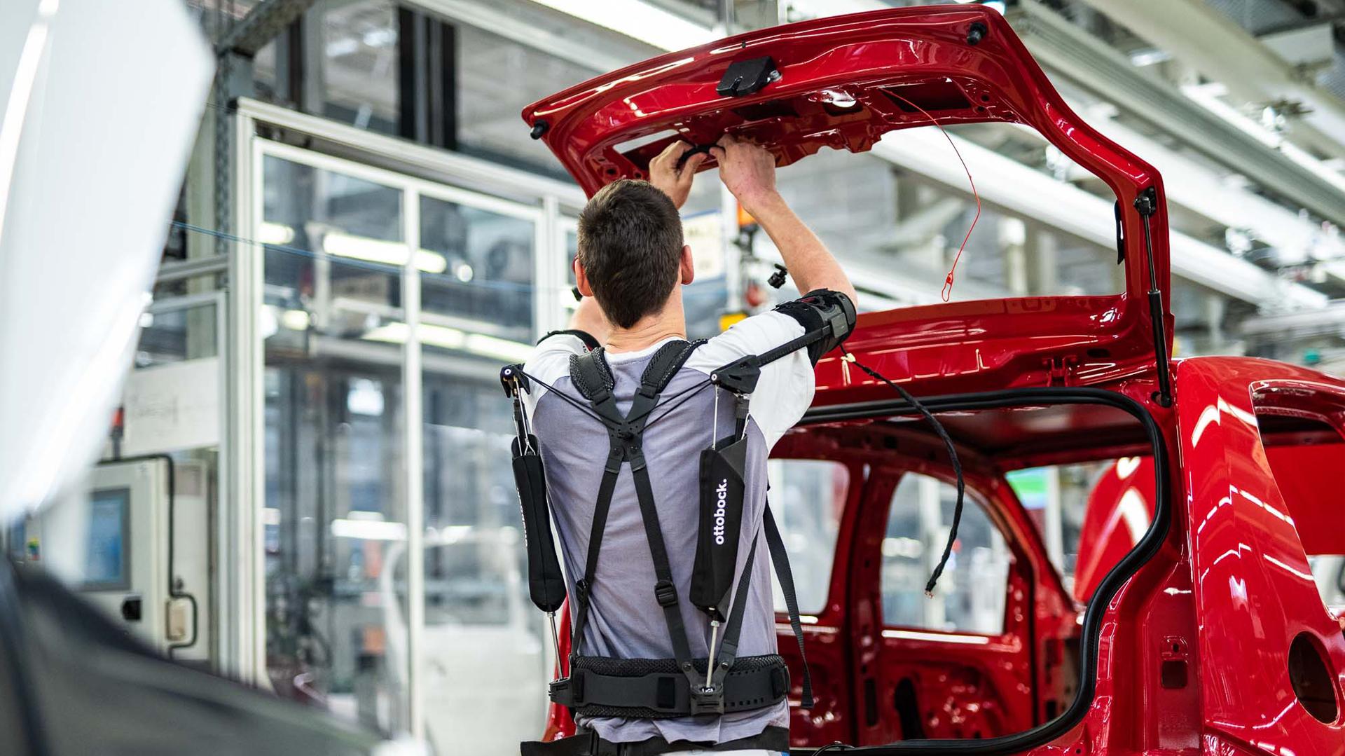 Exoskelett Paexo Erleichtert Vw Arbeitern Die Fahrzeugmontage Heise Online