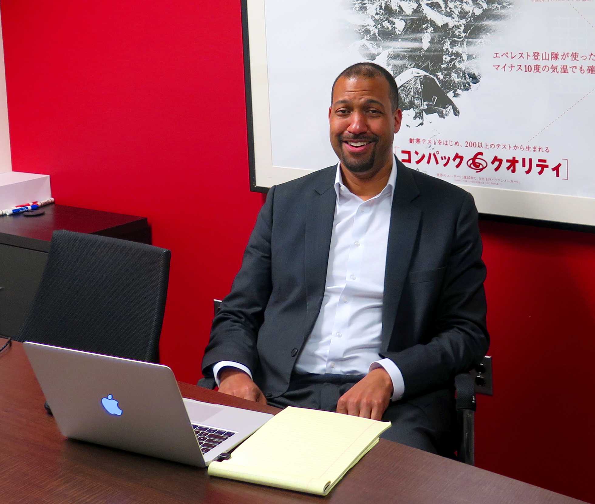 Chris Lewis vor altem japanischen Compaq-Poster