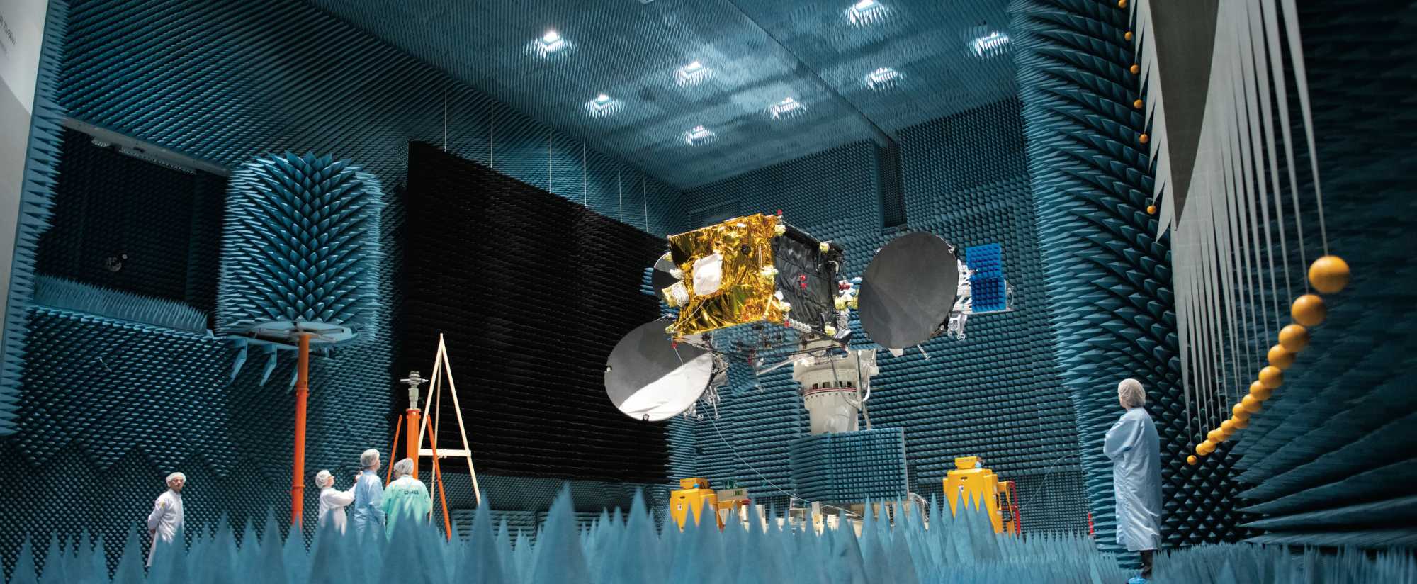 EDRS-C, hier beim Test der Antennen, ist kleinwagengroß und wiegt 3186 Kilogramm.