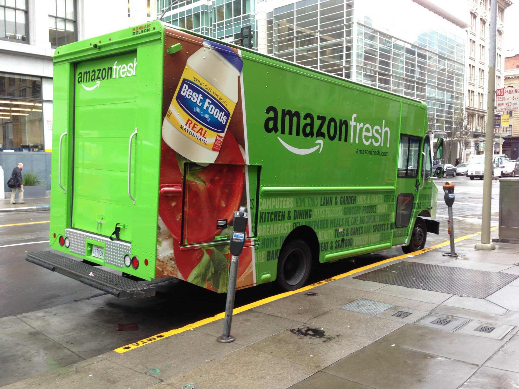 Grüner LKW mit Aufschrift "amazon fresh"