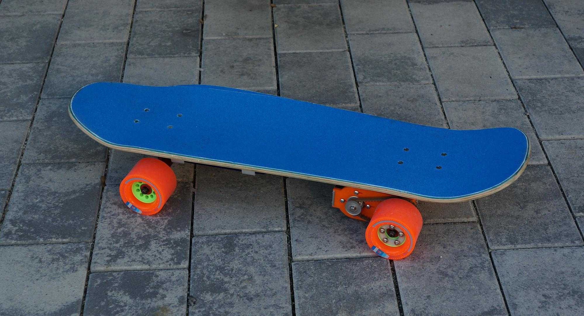 Ein blaues Skateboard mit Elektroantrieb