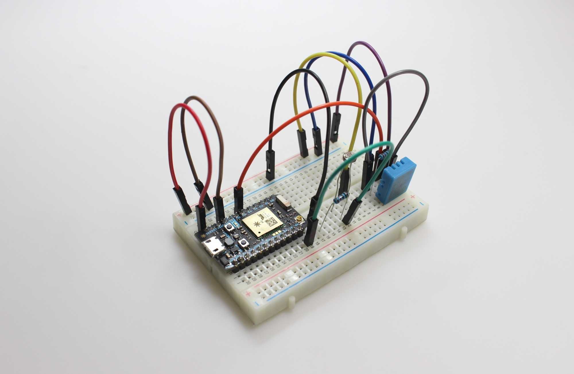 Breadboard mit Mikrocontroller Photon
