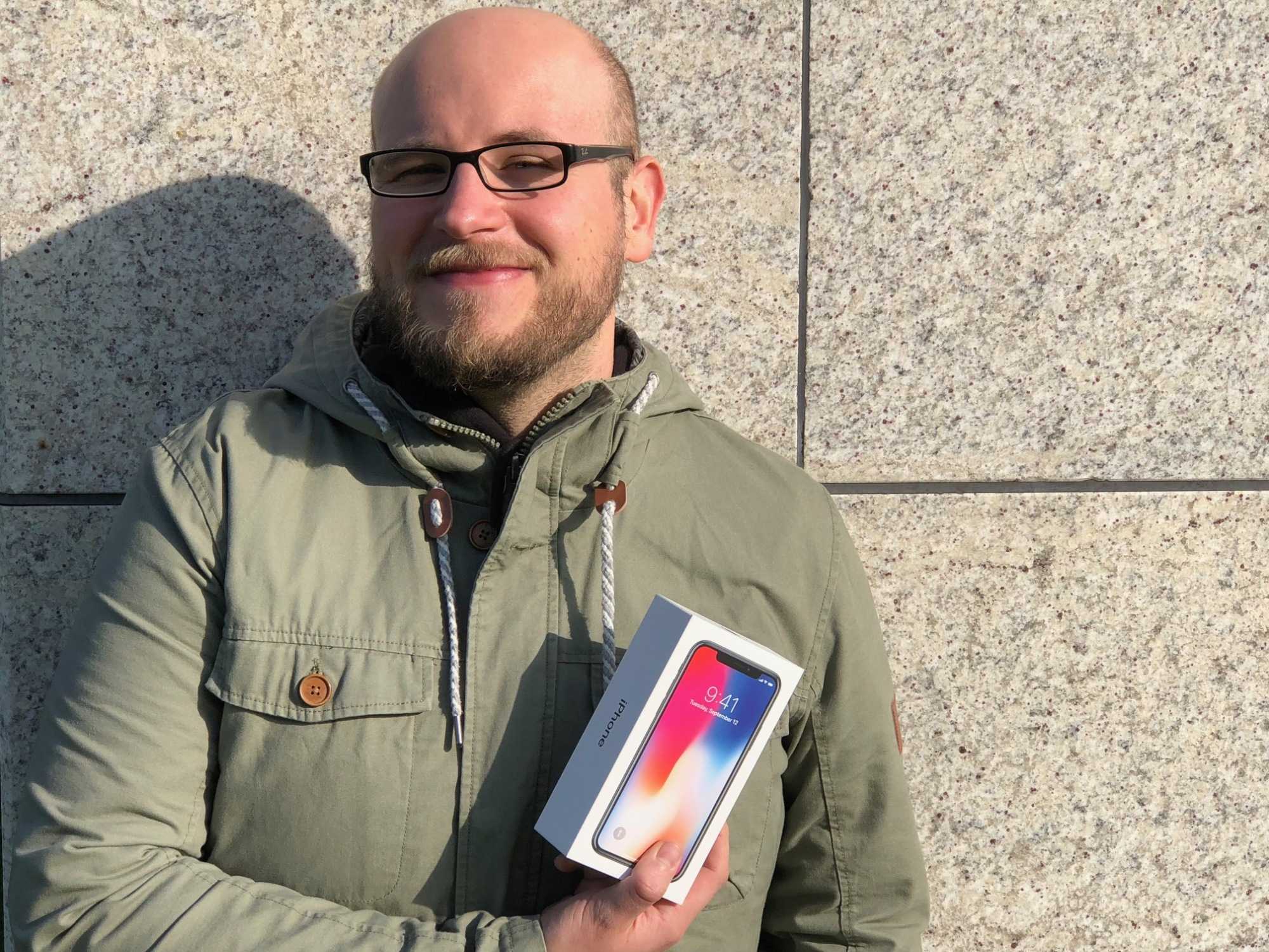 Nach zwei Stunden Wartezeit konnte Holger Zelder von Mac & i ein iPhone X kaufen.