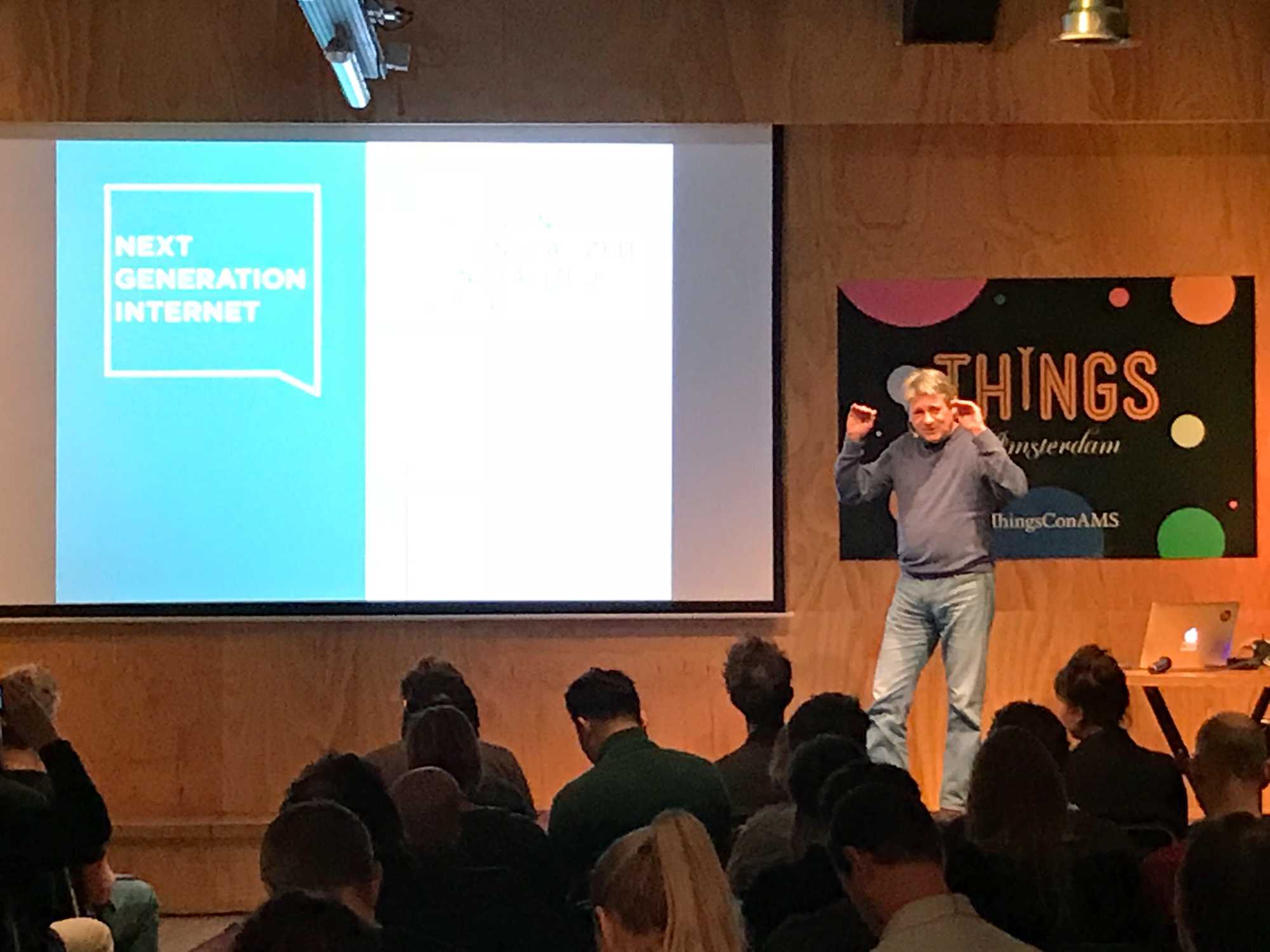 In seiner Keynote wirbt Rob van Kranenburg bei der Hacker- & Maker-Communtiy für die Mitwirkung im Programm „Next Generation Internet“ der Europäischen Kommission.