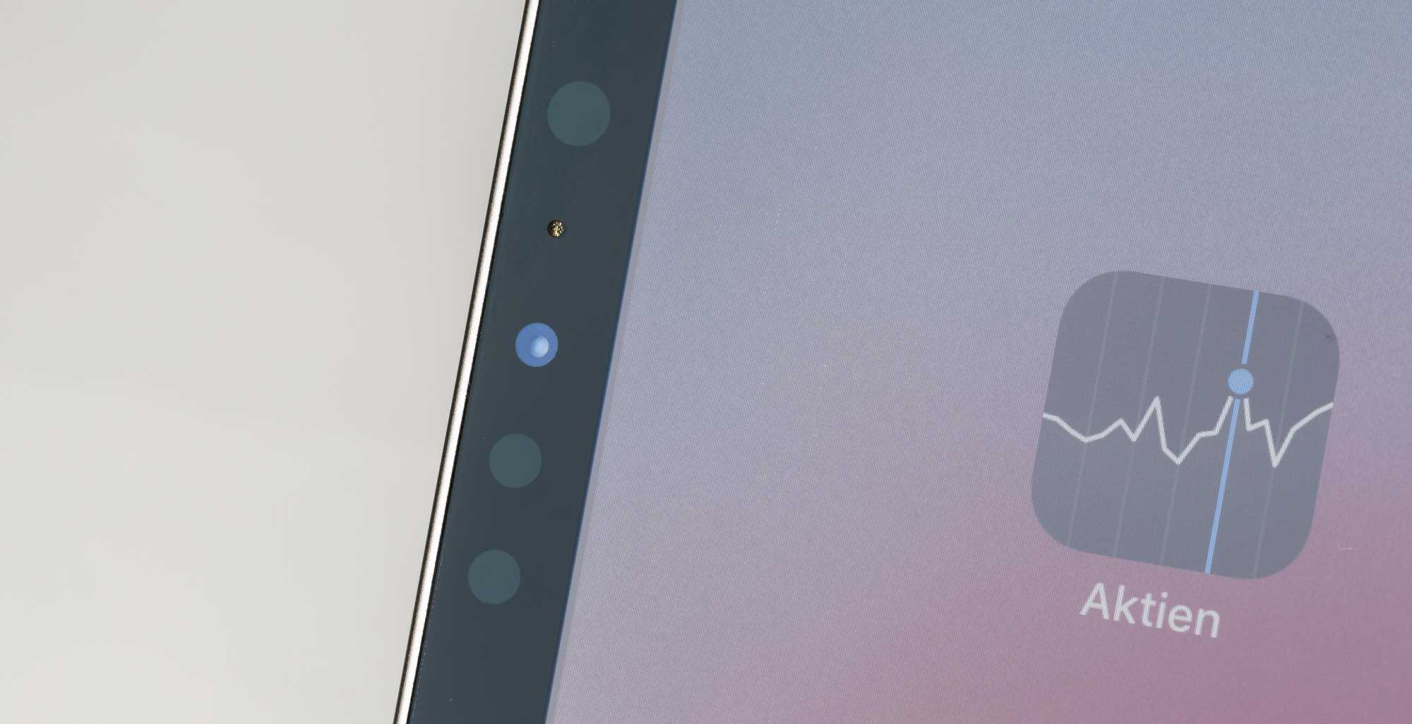 Die Front-Kamera und -Sensoren sind nicht wie bei den randlosen iPhone in einer Einbuchtung (Notch) untergebracht, sondern im schmalen Rahmen.