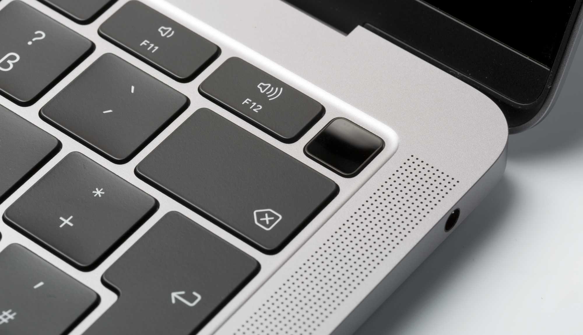 Der Fingerabdruck-Sensor ist mit der Secure Enclave im T2-Chip gekoppelt. Er befindet sich im Einschaltknopf rechts oben in der Tastatur.