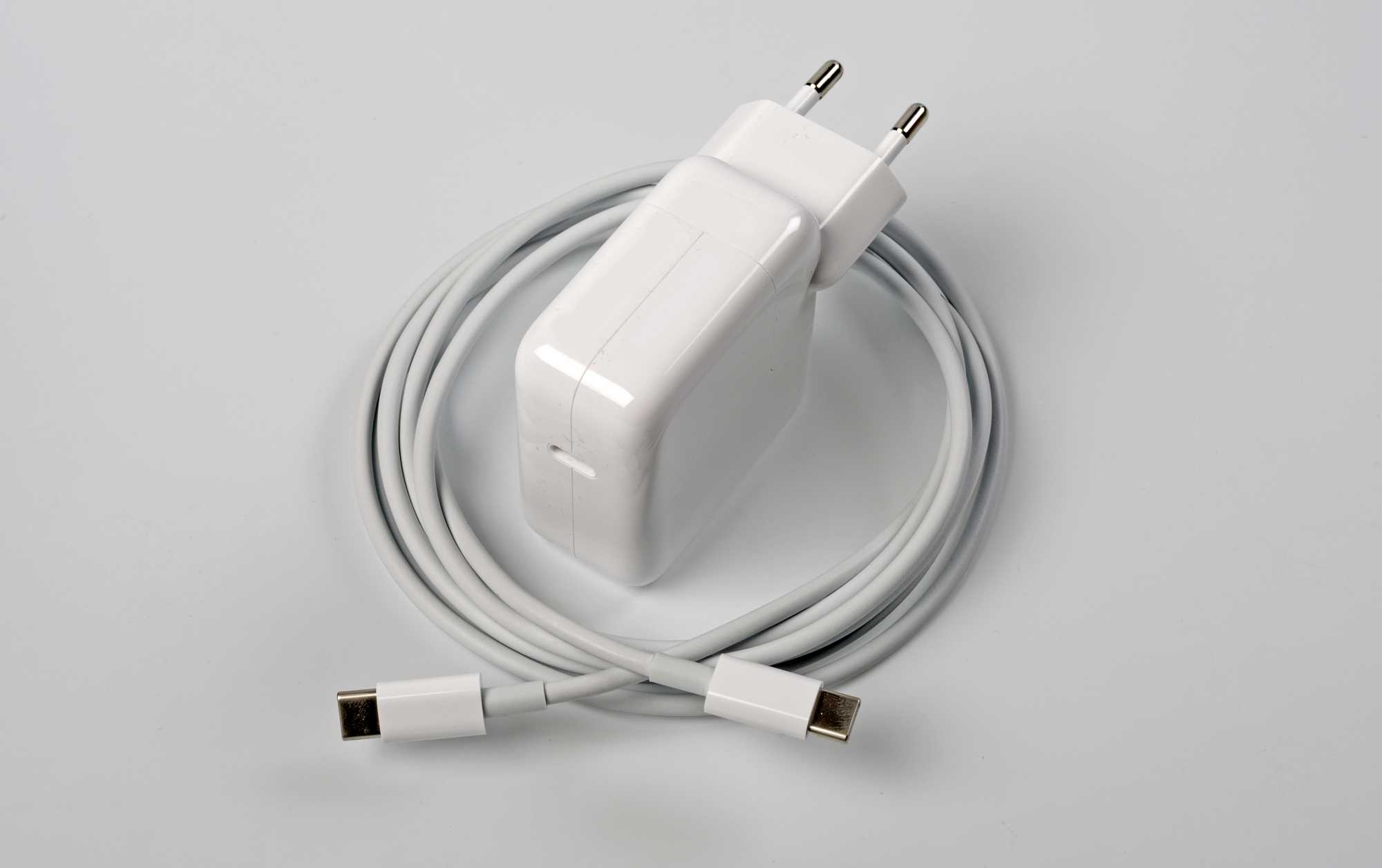 Zum Lieferumfang zählen ein kompaktes USB-C-Netzteil mit 30 Watt leistung und ein 2 Meter langes Kabel.