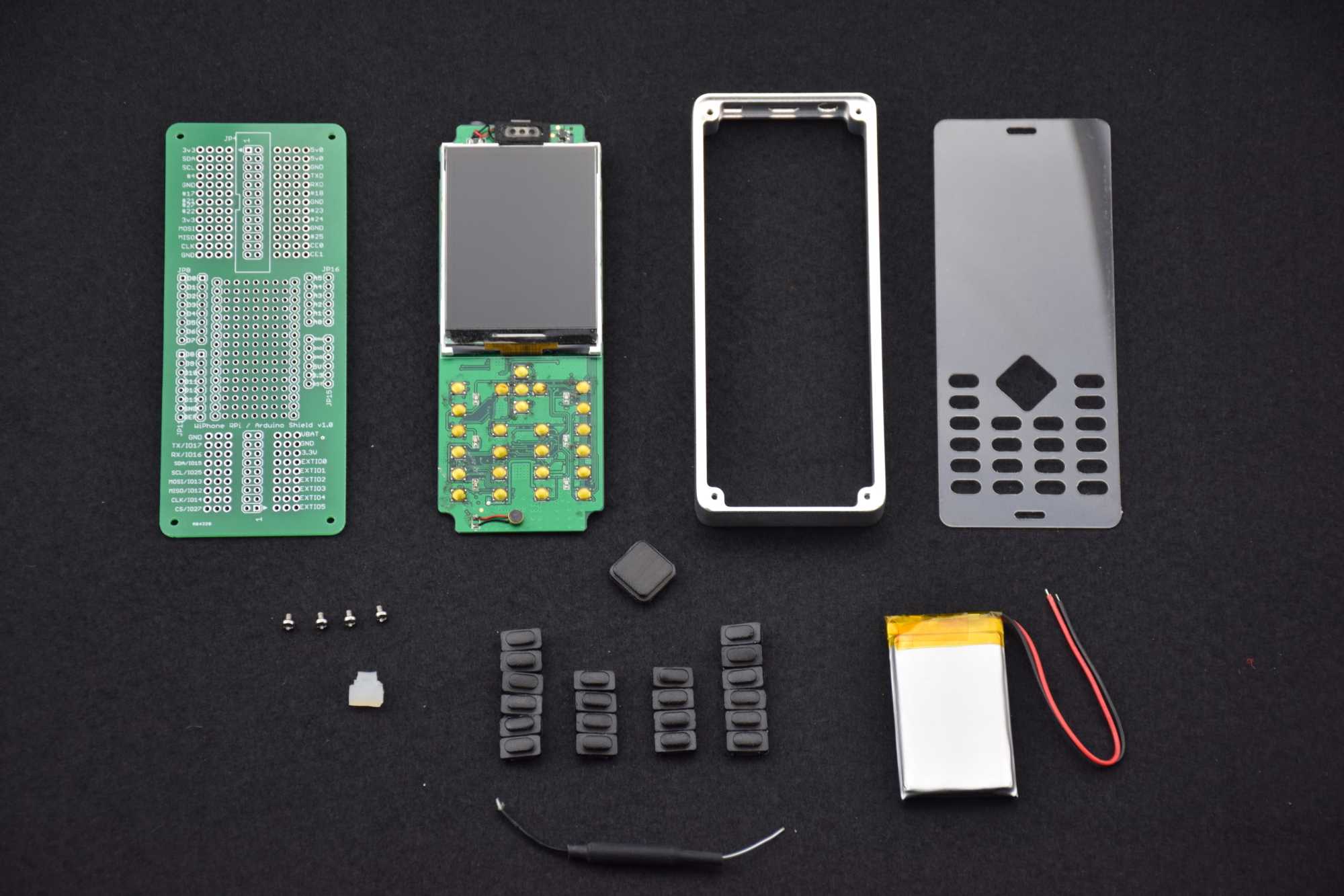 Das (vorläufige) ESP32-WiPhone in seinen Einzelteilen. Der Hersteller hat das Zerlegen und Modifizieren bewusst sehr einfach gestaltet.