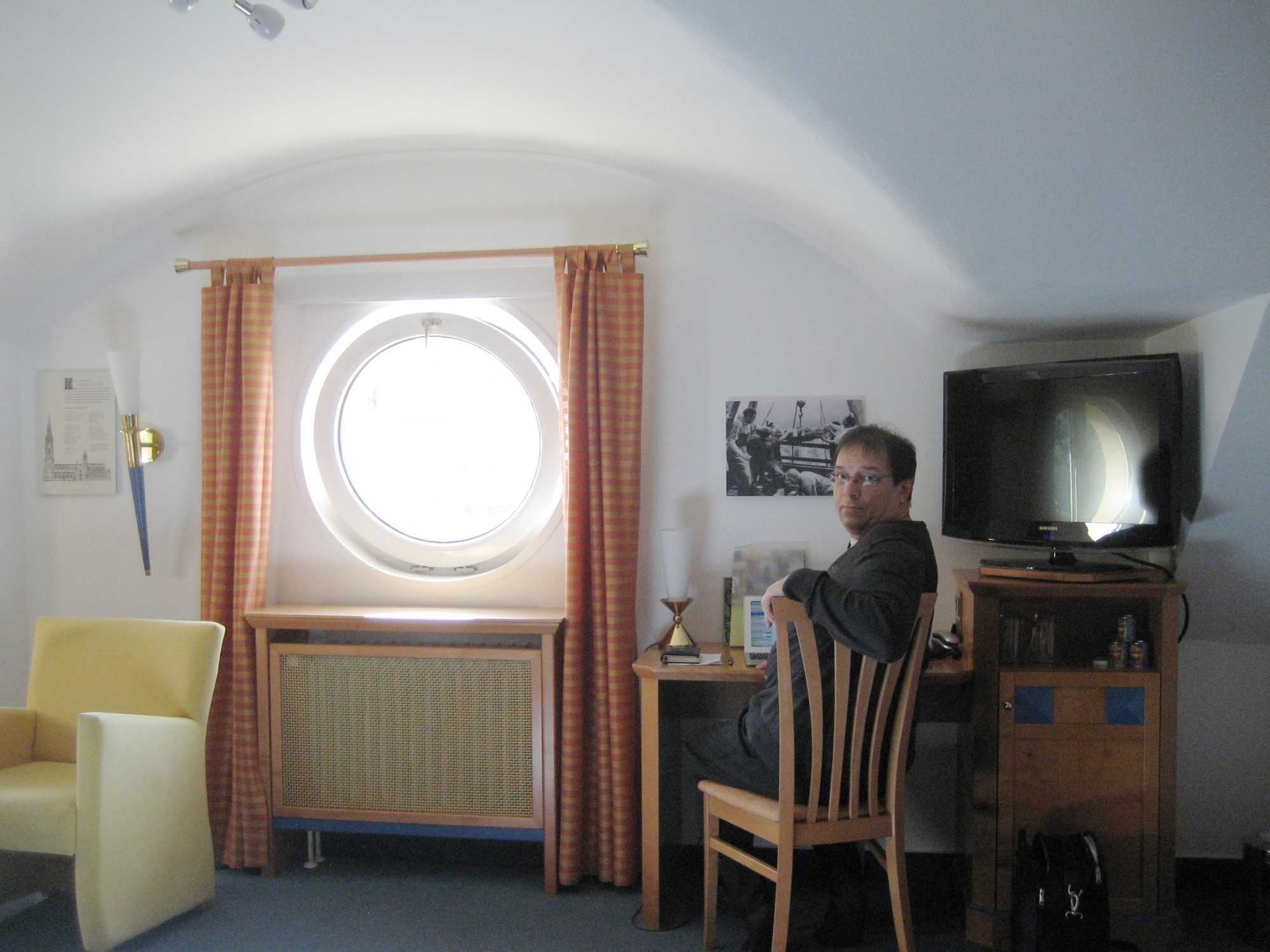 Selbstportrait im Hotel: Während Lesereisen schreibt Andreas Eschbach an seinem jeweiligen Roman weiter.