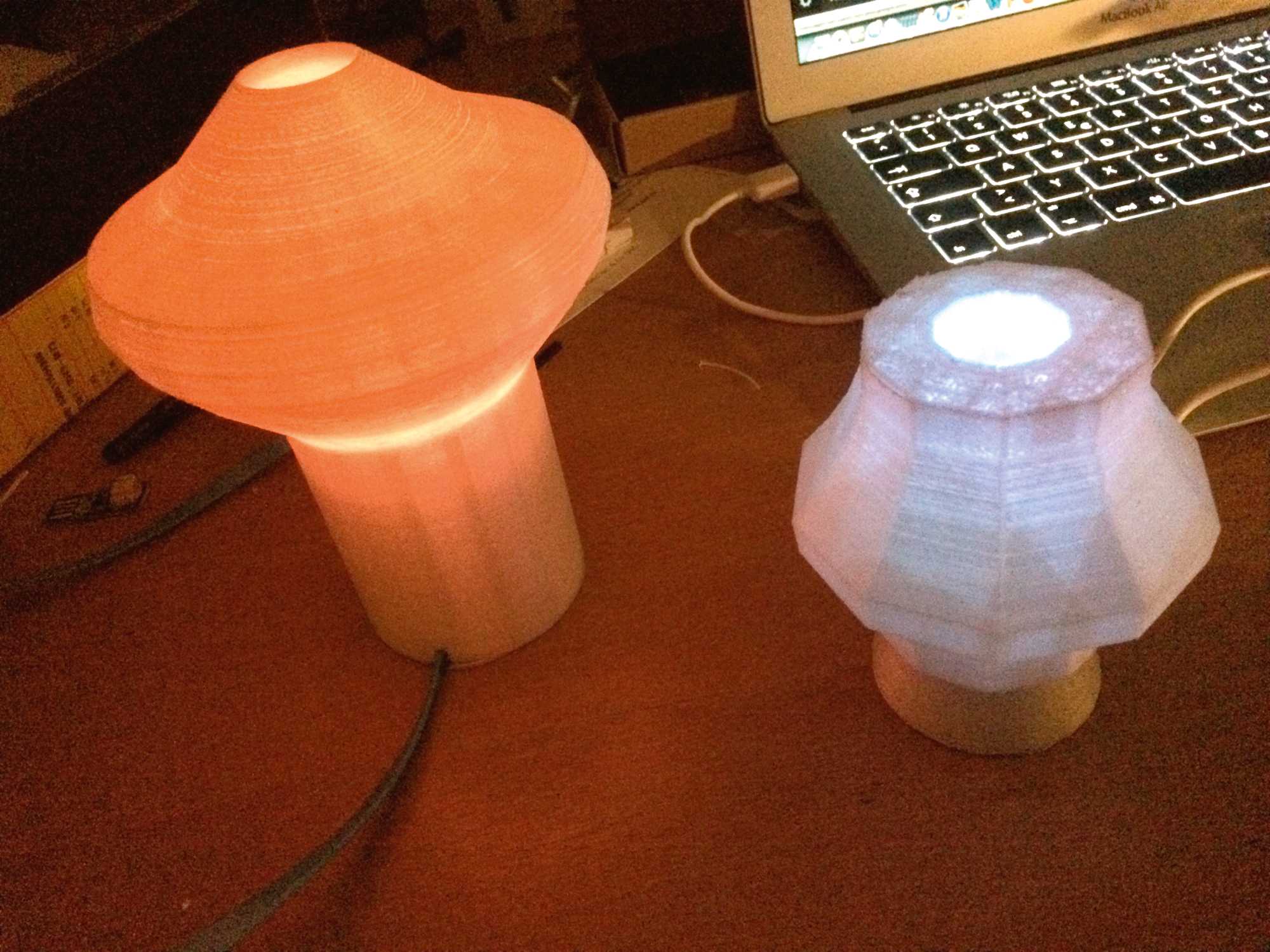 Zwei durchsichtige Lampen aus dem 3D-Drucker